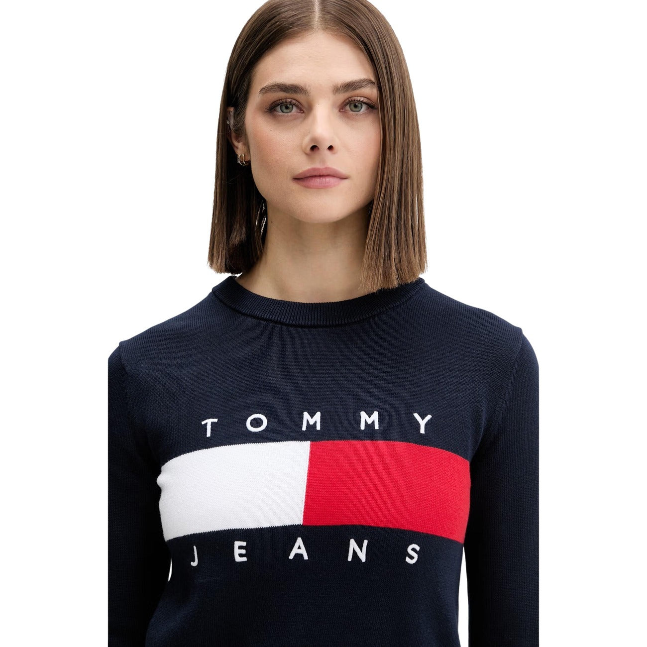 Maglia Tommy Jeans donna blu DW0DW22930. Pullover girocollo in 100% cotone biologico con logo flag oversize intarsiato sul petto, vestibilità regular e spalle calate, abbigliamento donna autunno inverno.