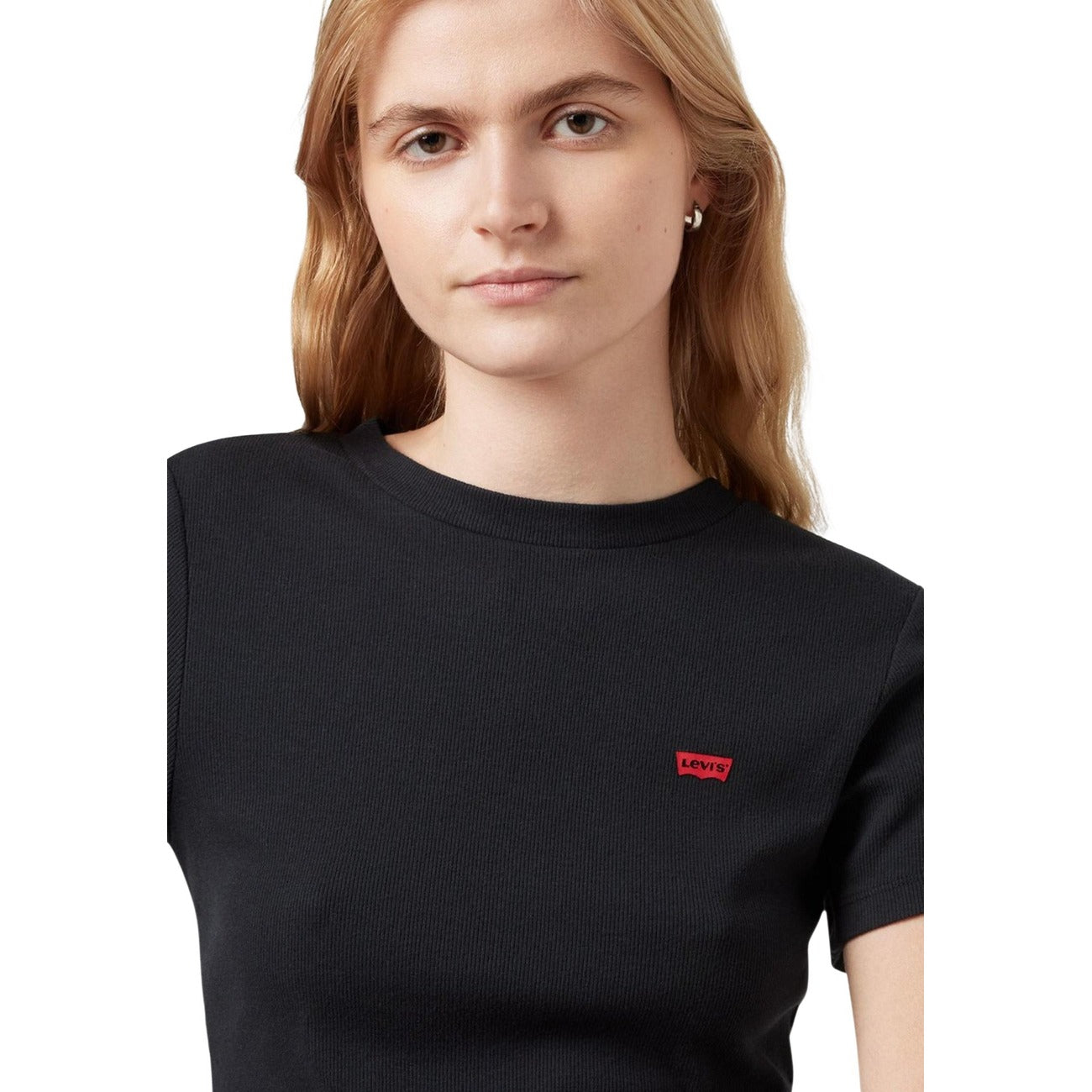 Levi's® Essential Sporty Tee; taglio corto e slim, tessuto elastico e traspirante, dettaglio Red Tab. Stile sportivo e moderno. T-shirt manica corta nera. Vista frontale Dettaglio logo 