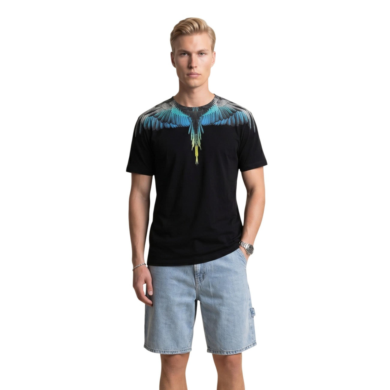 T-shirt County Of Milan; Nero. 100% Cotone premium. Iconica stampa ali su spalle e petto, vestibilità regular, girocollo. Stile urban-chic iconico, stagione 2026. Vista frontale 