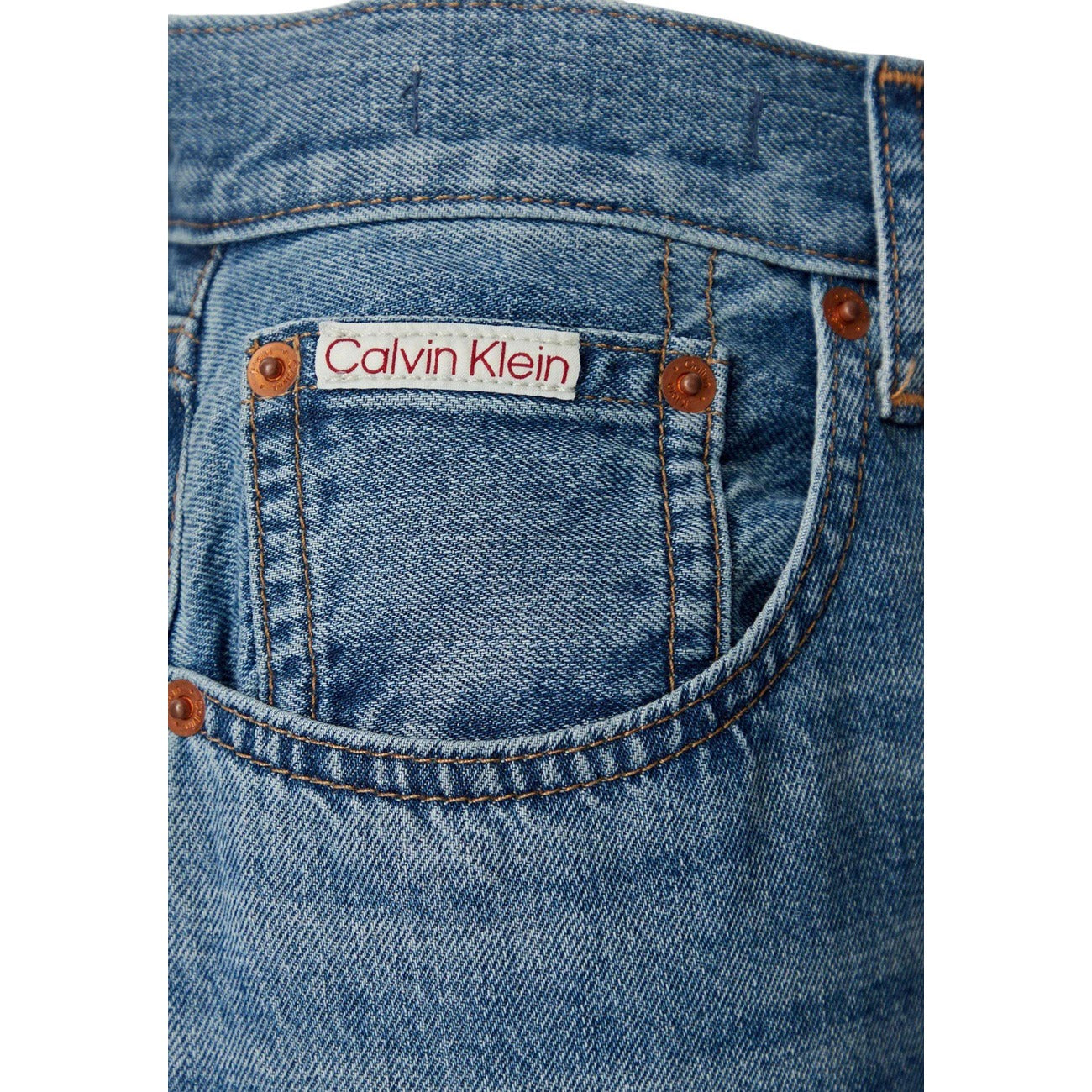 Jeans Calvin Klein Jeans donna blu modello LV047G748G. Pantaloni in denim mom fit regular in 100% cotone tinta unita, caratterizzati da taglio cropped alla caviglia, cinque tasche classiche e salpa con logo posteriore, stile casual per quattro stagioni.