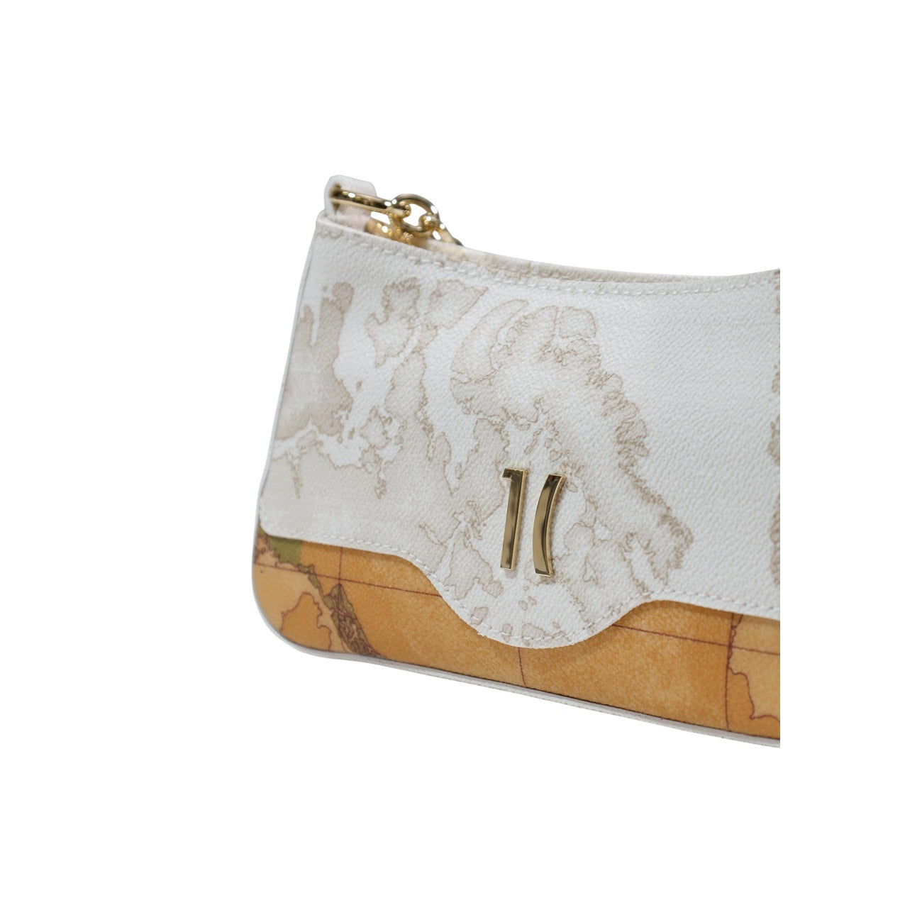 Pochette Alviero Martini 1ᴬ Classe; Mix Geo White/Classic. Metalleria oro chiaro, manico a catena e tracolla rimovibile. Interno organizzato con portatessere. Ideale per look da cerimonia e serate eleganti. Vista stampa 