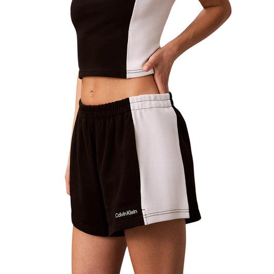 Pantaloncini Jersey Calvin Klein; Nero. 100% Cotone. Vita elastica, inserti a contrasto, logo ricamato. Comodi, freschi e ideali per un look estivo sportivo.