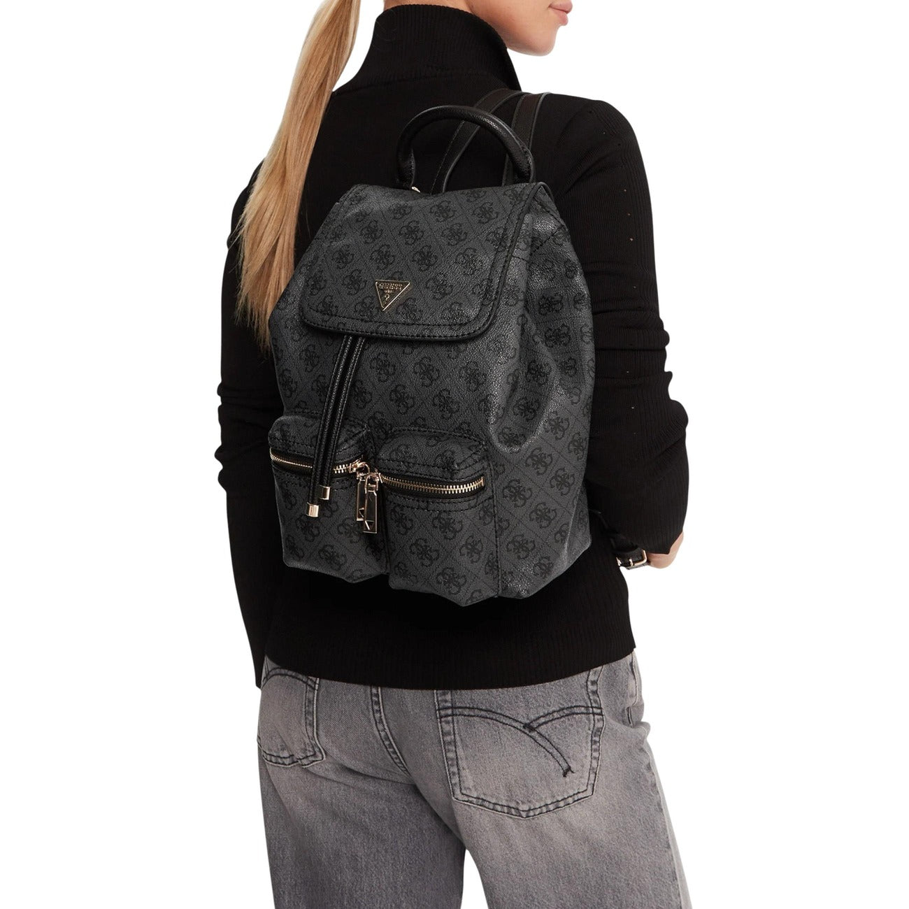 Zaino Guess Manhattan II Flap Nero; 100% Poliuretano. Texture logo in rilievo, chiusura a patta, doppia tasca esterna, metalleria dorata. Zaino donna elegante e strutturato. Indossato da modella 