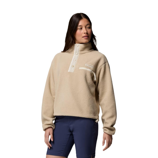 Pile Columbia donna Helvetia II cropped. Pullover in soffice pile Sherpa a pelo lungo con abbottonatura corta, tasca di sicurezza sul petto con cerniera, orlo regolabile e design ecosostenibile senza PFAS per outdoor e città.