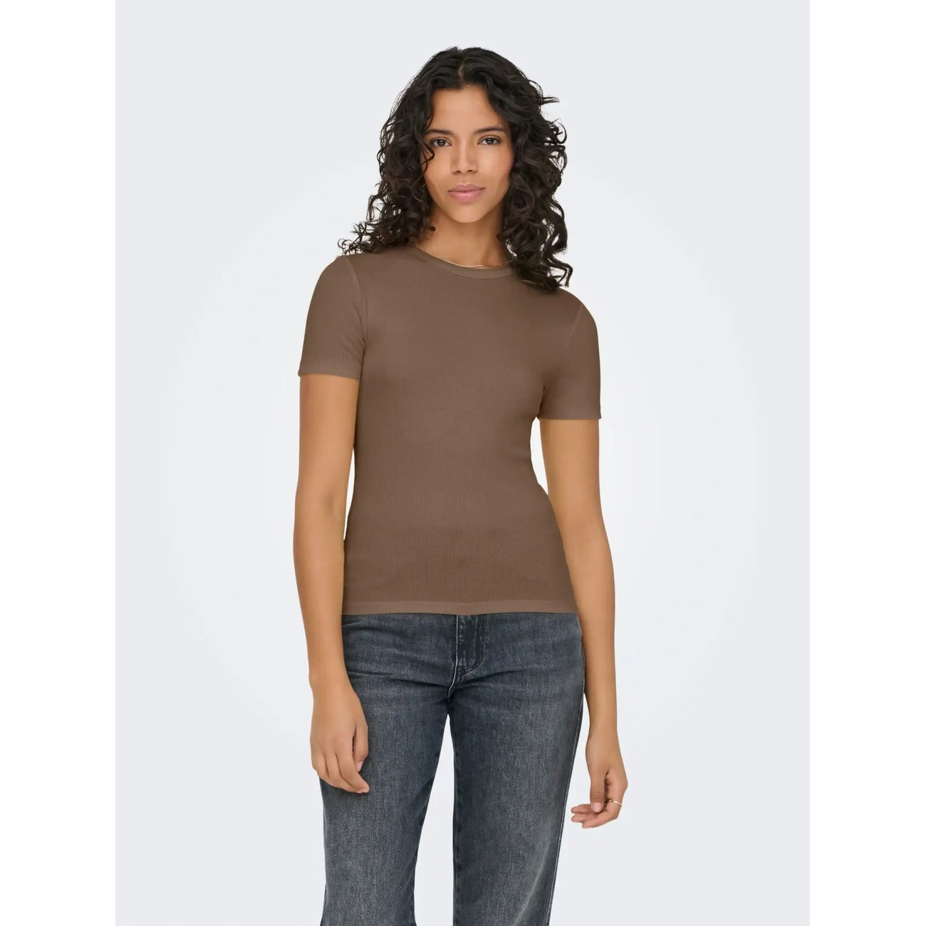 T-shirt Donna Only; Maglietta a maniche corte aderente tight fit in misto viscosa e poliestere stretch. Scollo paricollo tondo, stile casual-luxury essenziale per la primavera e l'estate. Marrone Frontale 