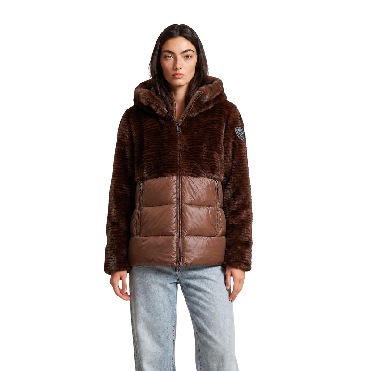 Giubbotto marrone donna ecopelliccia e piumino Blauer. 26WBLDC02304. Piumino corto nero bimateriale con cappuccio con coulisse, caldo imbottito e scudetto glitter.