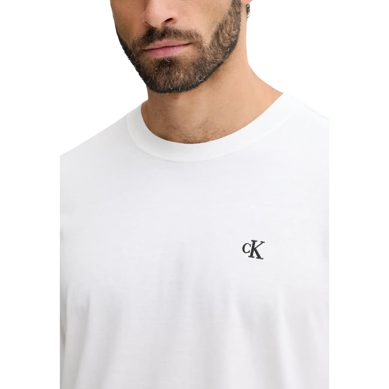 T-shirt CK Jeans Maniche Lunghe; 100% Cotone. Logo ricamato sul petto, girocollo, vestibilità regular. Maglia uomo leggera, traspirante ed elegante. Colore bianco dettaglio logo 