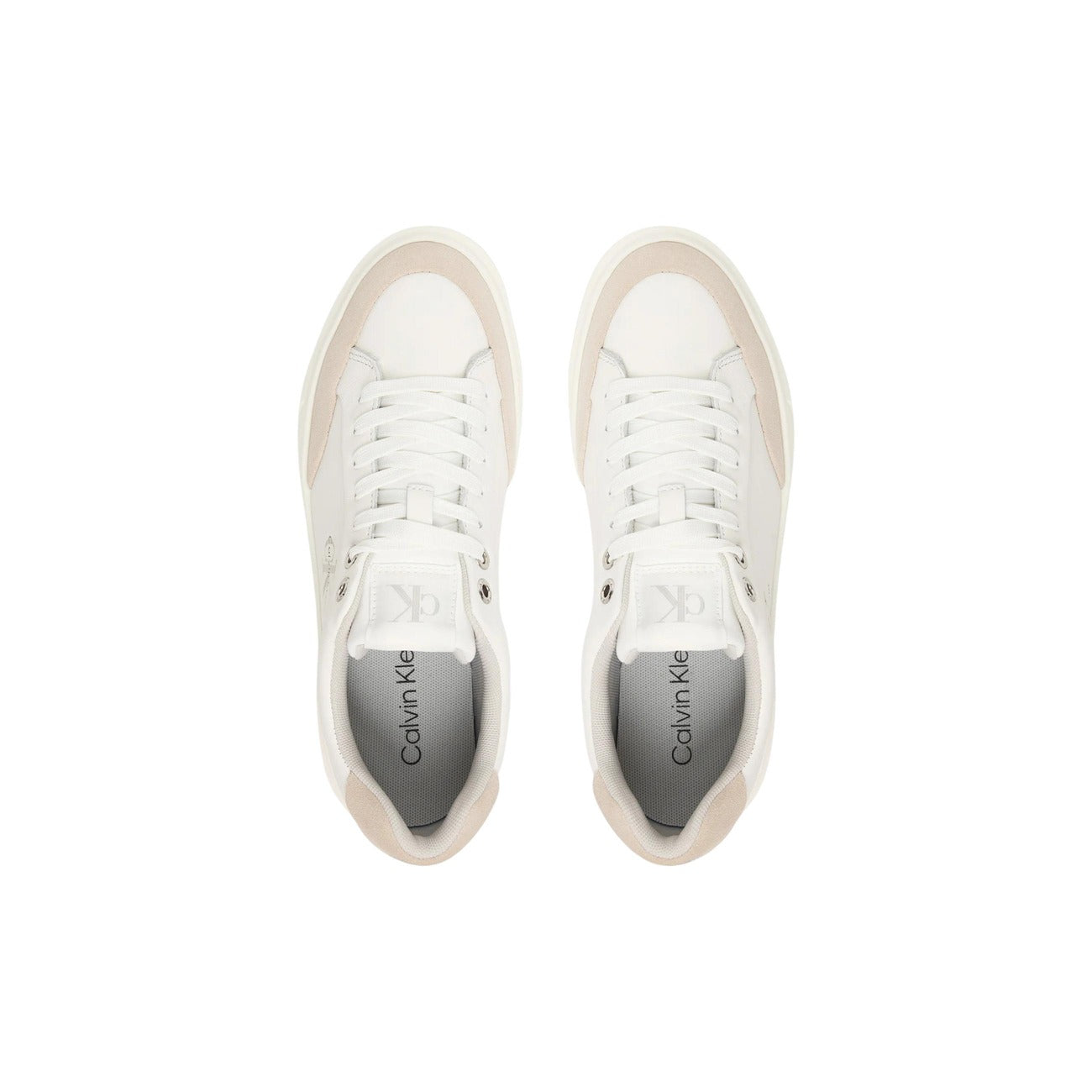 Sneakers Calvin Klein Jeans; Beige, 100% Pelle. Suola alta 4 cm, tomaia traforata traspirante, dettagli a contrasto. Stile minimale e contemporaneo, ideale per la mezza stagione. Vista dall’alto 