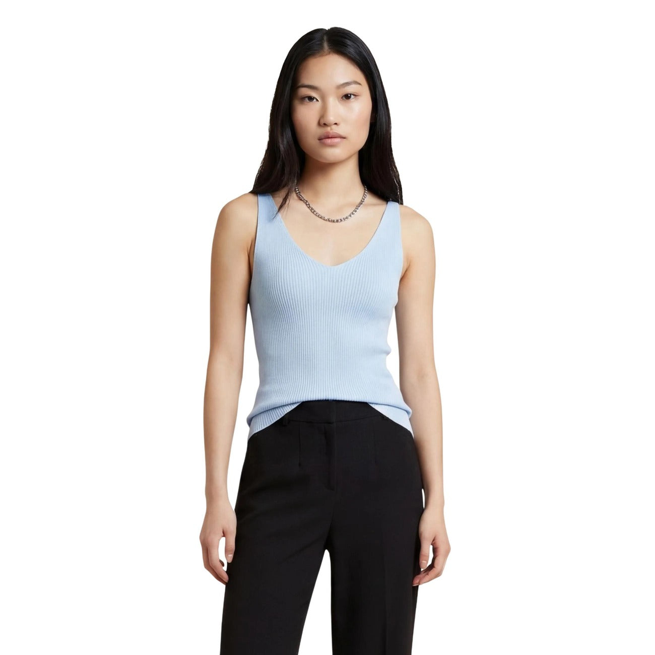 Canotta azzurra Jacqueline De Yong azzurra, scollo a V, 80% viscosa e 20% nylon; top estivo smanicato con vestibilità confortevole, lavabile a macchina a 30°. Vista frontale 