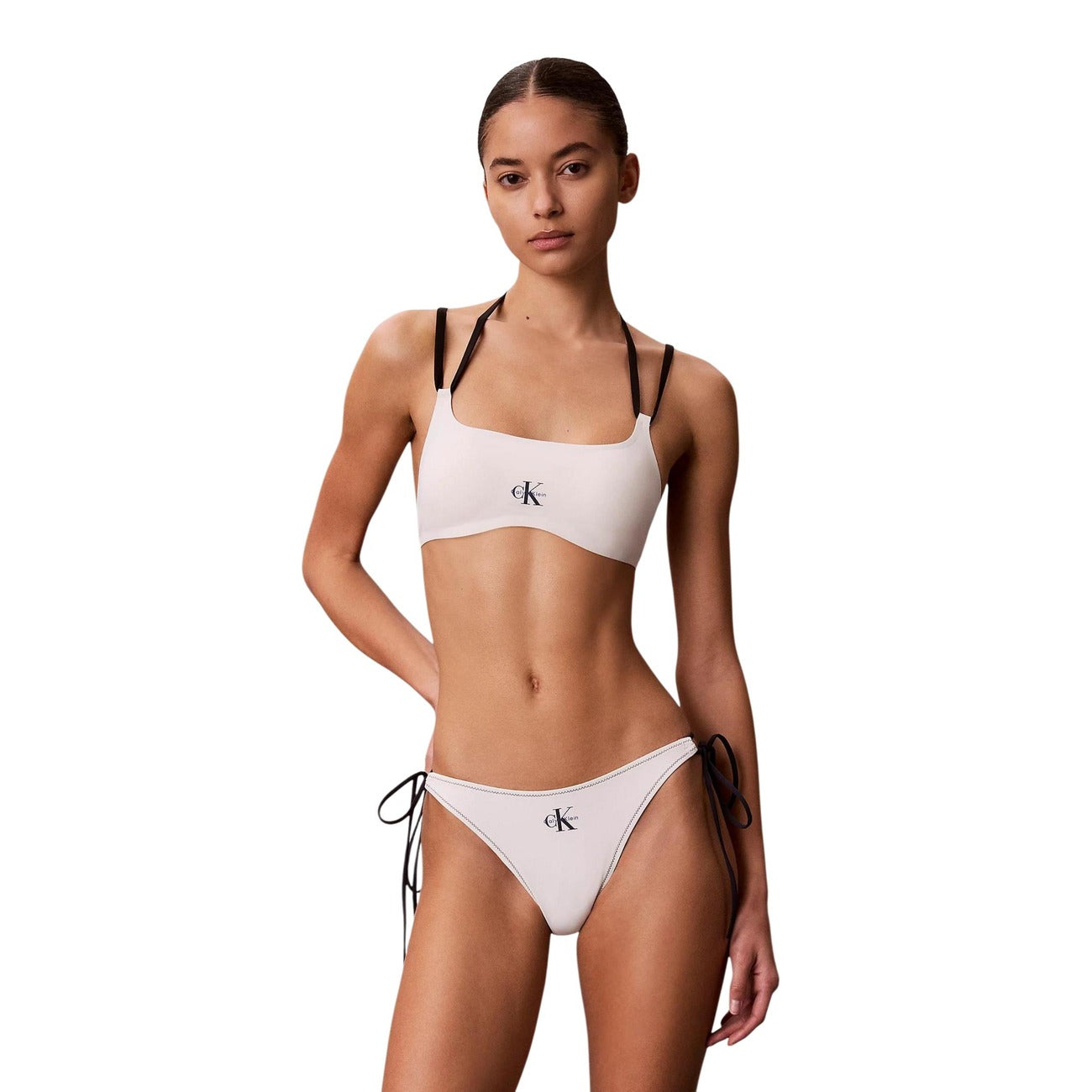 Bralette Bikini CK Jeans Bianco; Doppie spalline a contrasto. Nylon riciclato e 33% elastam, asciugatura rapida, logo iconico. Design bicolore moderno, massimo comfort e coprenza.