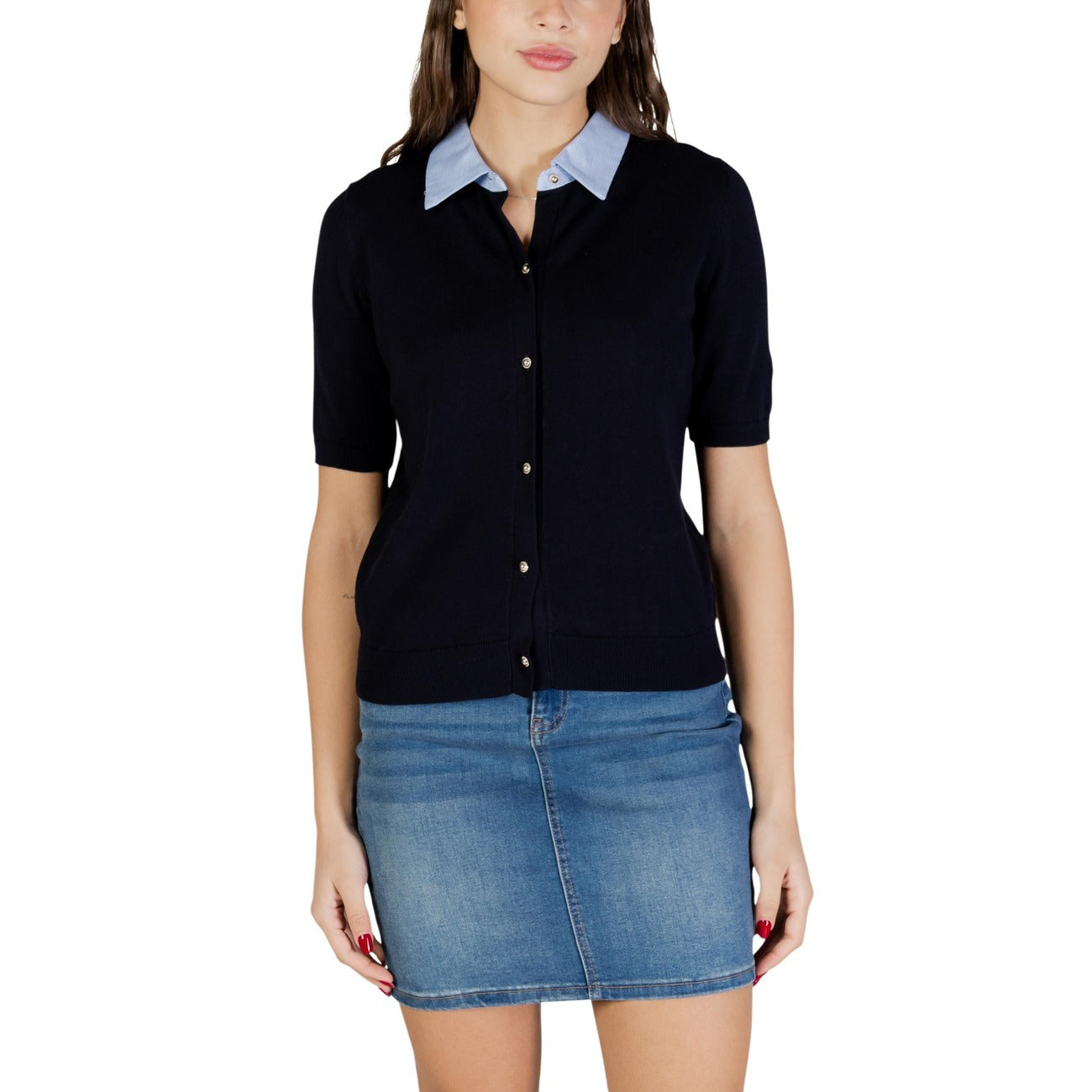 Cardigan Morgan De Toi donna blu con bottoni scollo tondo colletto classico - vista frontale indossata da modello
