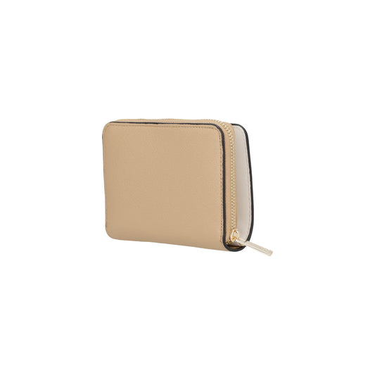 Portafoglio Compatto Donna Tommy Hilfiger; Beige. Finitura zigrinata, scomparto zip portamonete e sezione carte con bottone a pressione. Dettagli in metallo oro lucido e monogramma TH frontale. Misure micro e capienti (12x10 cm). Vista Posteriore 