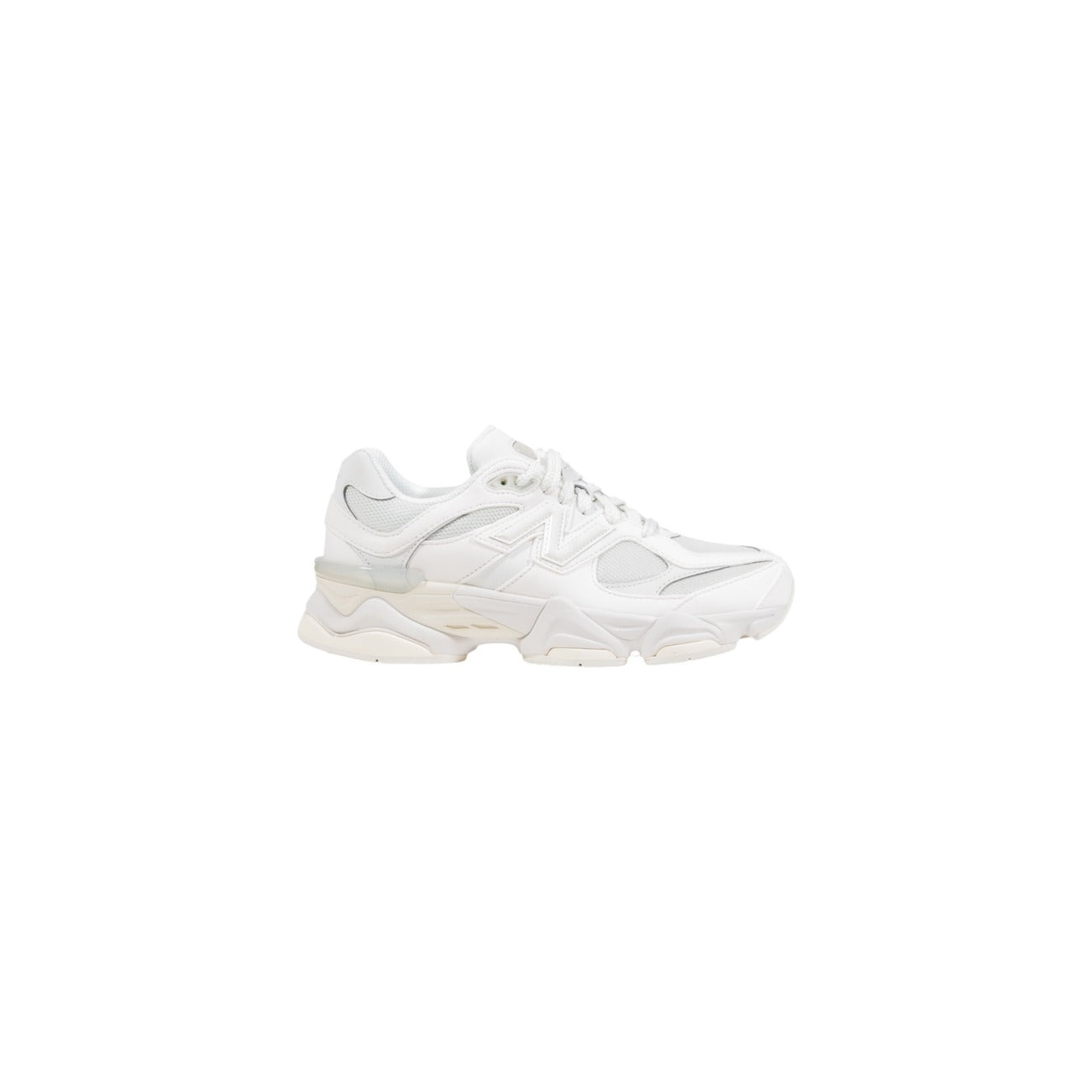 New balance sneaker bianco 9060 unisex Realizzate al 100% in materiale sintetico. tomaia presenta dettagli sovrapposti e linee dinamiche, mentre la suola chunky garantisce un'ammortizzazione ottimale