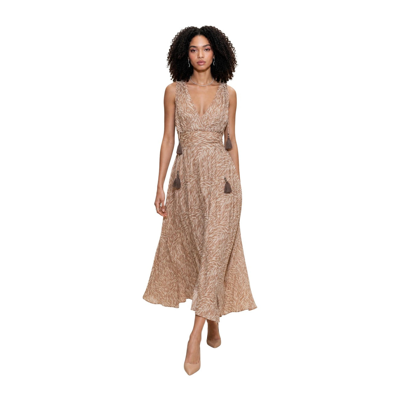 Abito Lungo Ayfee; Misto Seta. Scollo Marylin a V, laccetti con nappine laterali, fantasia pennellata su base beige. Leggero, fluido e scenografico. L'abito ideale per cerimonie ed eventi estivi.