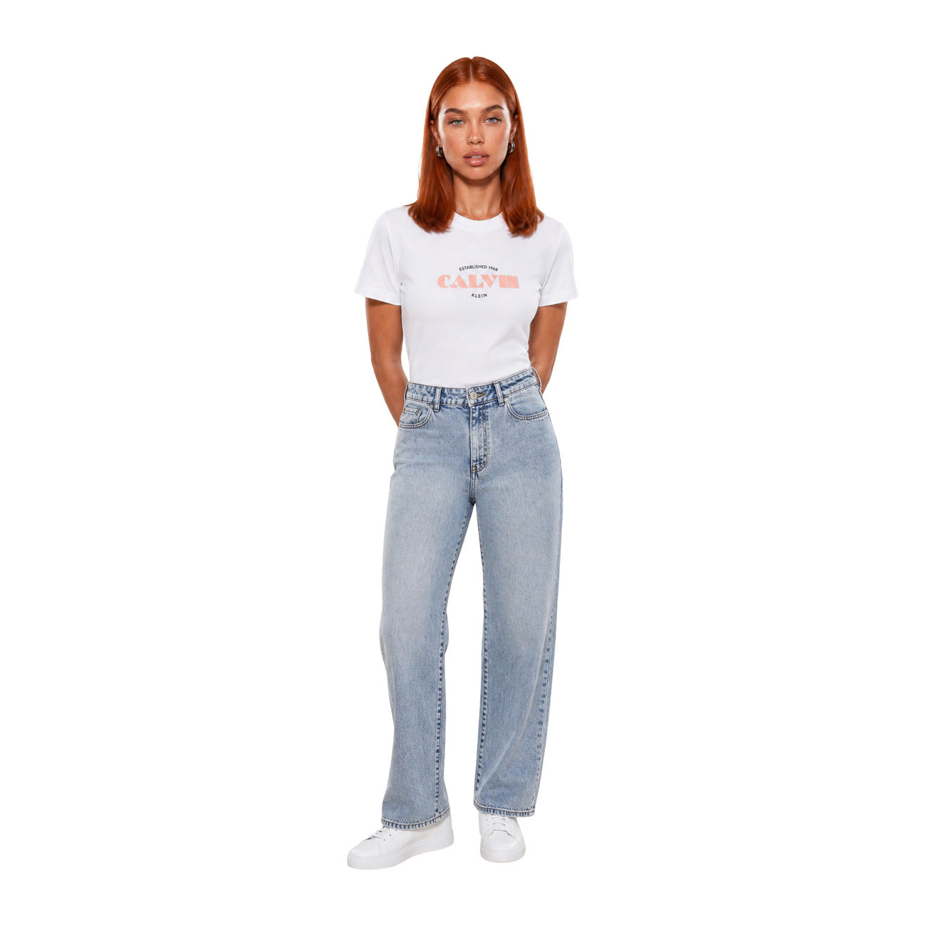 T-shirt Donna Bianca Calvin Klein Jeans; 100% Cotone. Taglio regular fit, maniche corte e scollo tondo. Stampa frontale nera logo 'Established 1968', tessuto leggero stile casual-chic. Vista intera frontale 