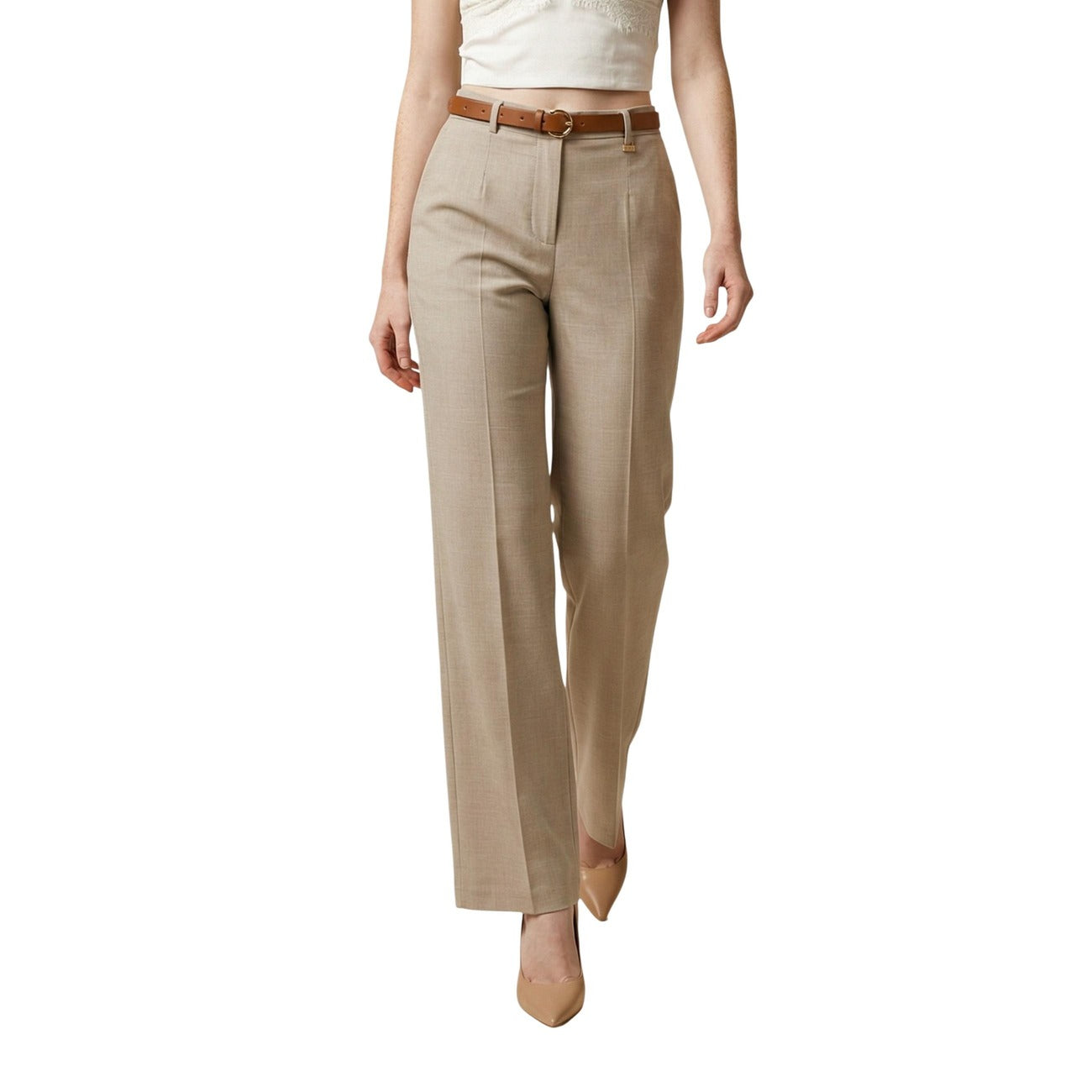 Artigli Cropped Pant ACPA004841; 100% poliestere, piega centrale, cintura con fibbia metallica inclusa. Il pantalone sartoriale moderno e versatile. Colore beige vista frontale 