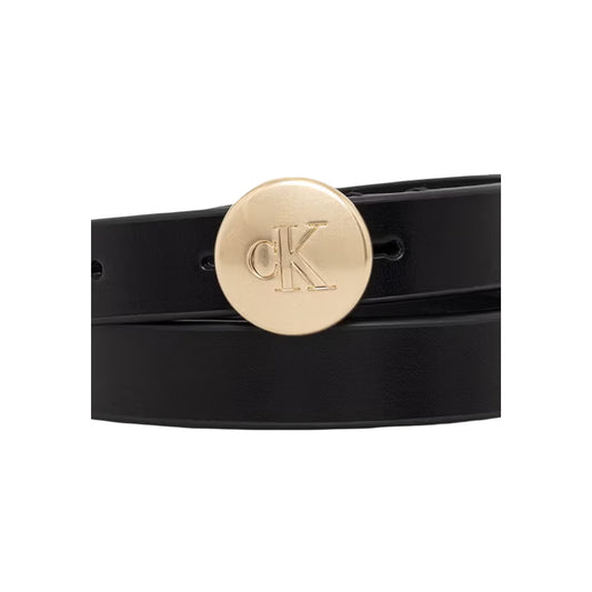 Cintura Sottile Donna Calvin Klein; Nero. 100% Pregiata pelle liscia, larghezza 2 cm, fibbia rotonda in metallo dorato con logo inciso. Accessorio elegante 4 stagioni.