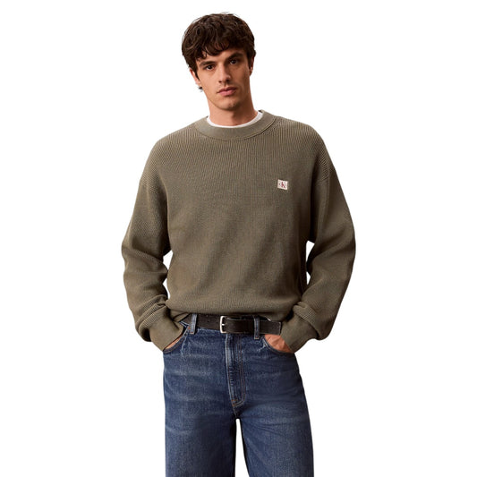 Maglione Girocollo Uomo Calvin Klein Jeans; Verde. 100% Cotone leggero lavorato a nido d'ape (waffle), vestibilità regolare e logo sul petto. Ideale per le mezze stagioni, stile casual-chic. Vista frontale 