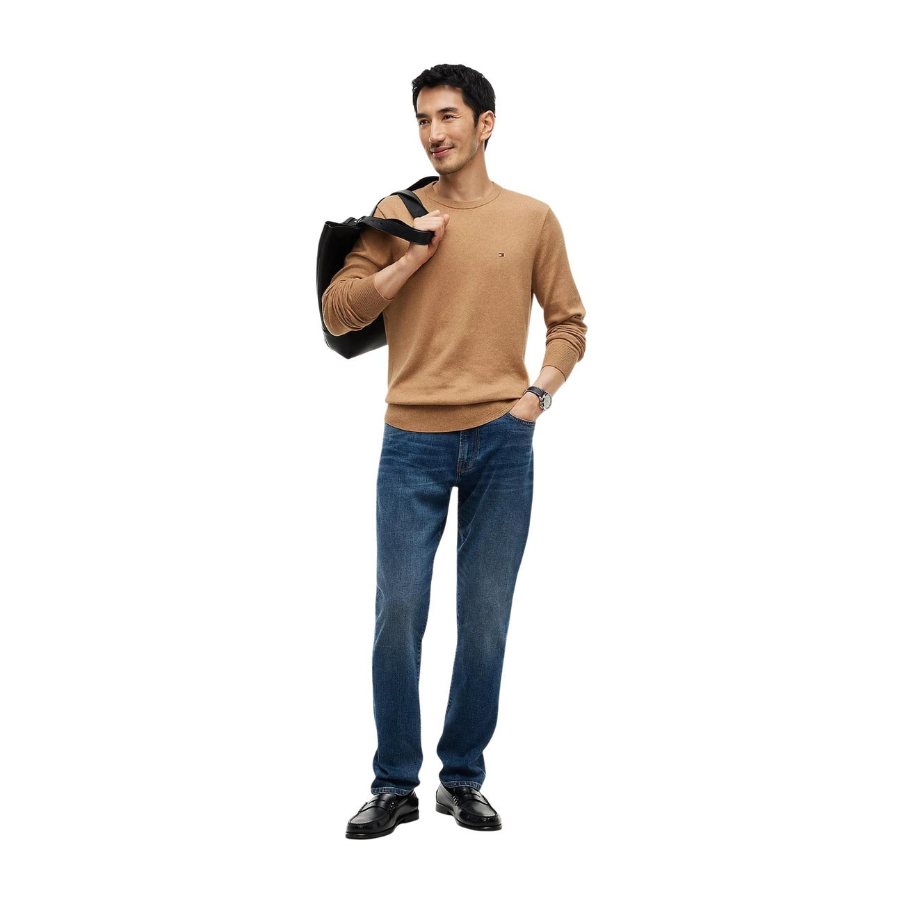 Maglione Tommy Hilfiger uomo MW0MW28046. Pullover a girocollo in misto cotone pima e cashmere, vestibilità regular con spalle scese, nastro a righe global nel colletto e logo bandiera ricamato, abbigliamento uomo autunno inverno.