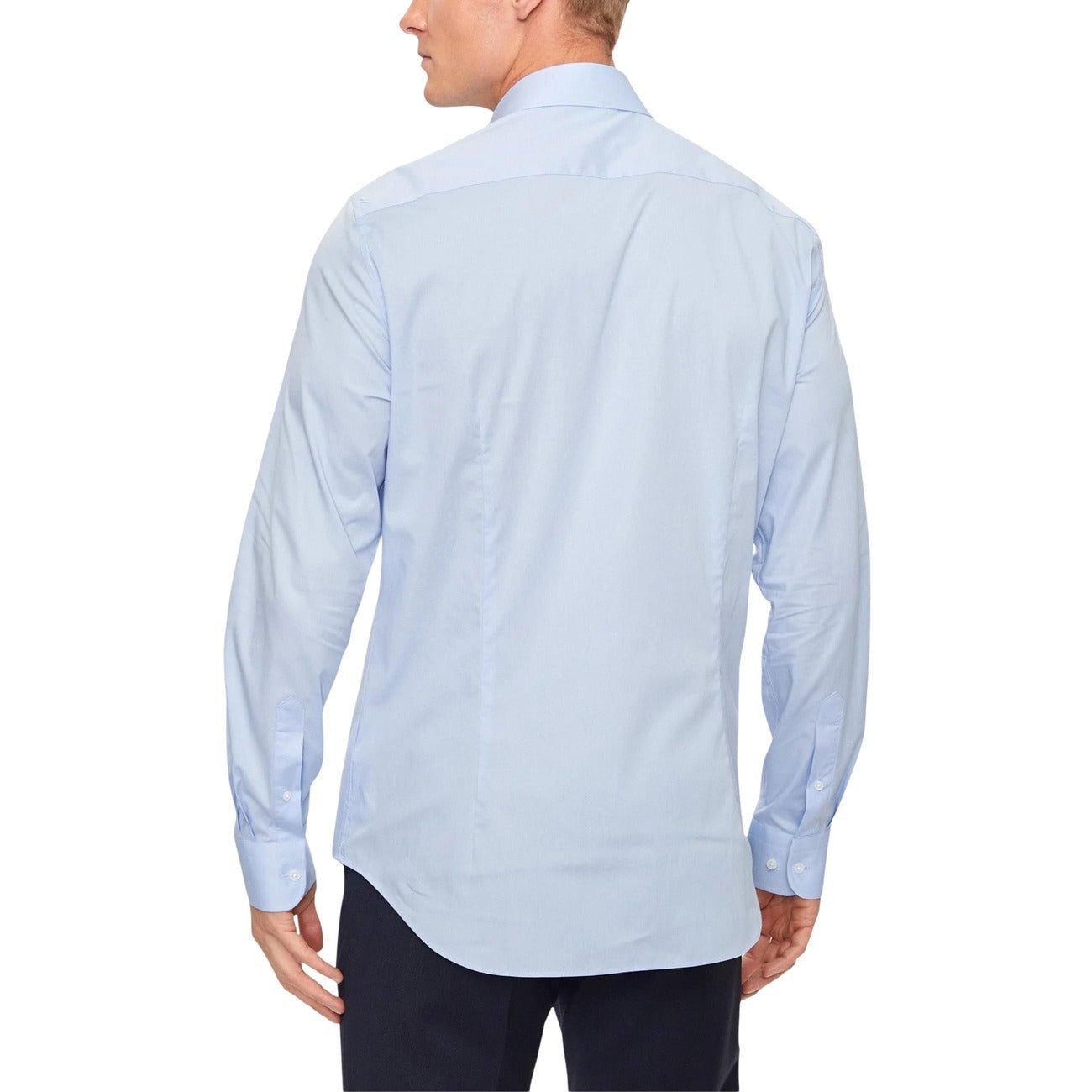 Camicia Tommy Jeans; 100% Popeline di Cotone. Regular fit, colletto semifrancese, logo ricamato. Tessuto fresco e versatile per ogni occasione. Vista posteriore colore azzurro 