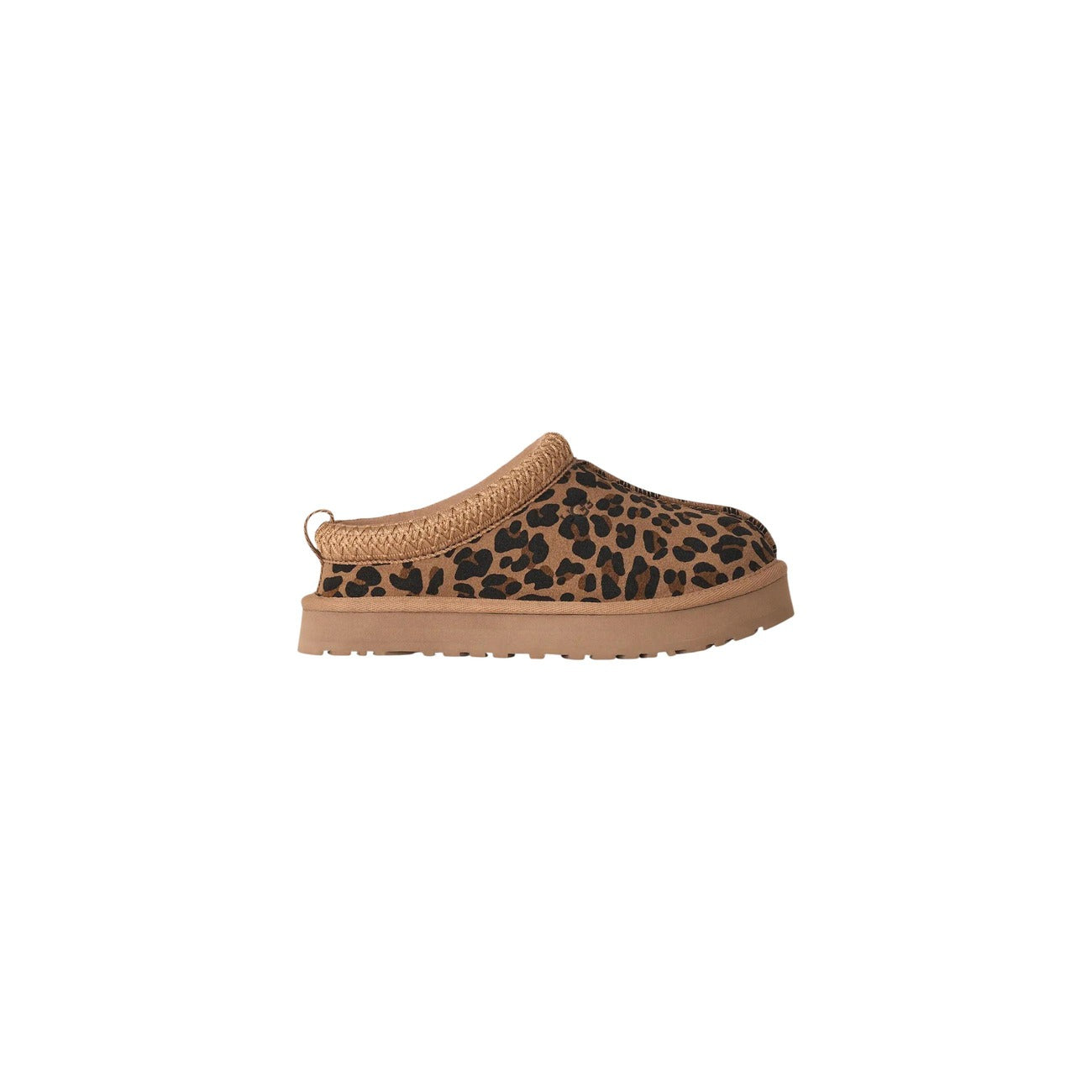 Ciabatte UGG bambina leopardate marroni 1183570K. Sabot bassi animalier in camoscio maculato con plateau in EVA da canna da zucchero, bordo ricamato UGGbraid e soffice interno in lana UGGplush.