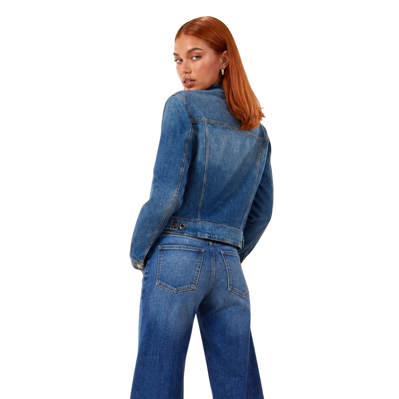Giacca jeans Guess donna blu W6YN03 D1341. Giubbino corto di jeans da donna slim fit in cotone denim con bottoni metallici, taschini frontali e polsini con bottone, giacca di mezza stagione.