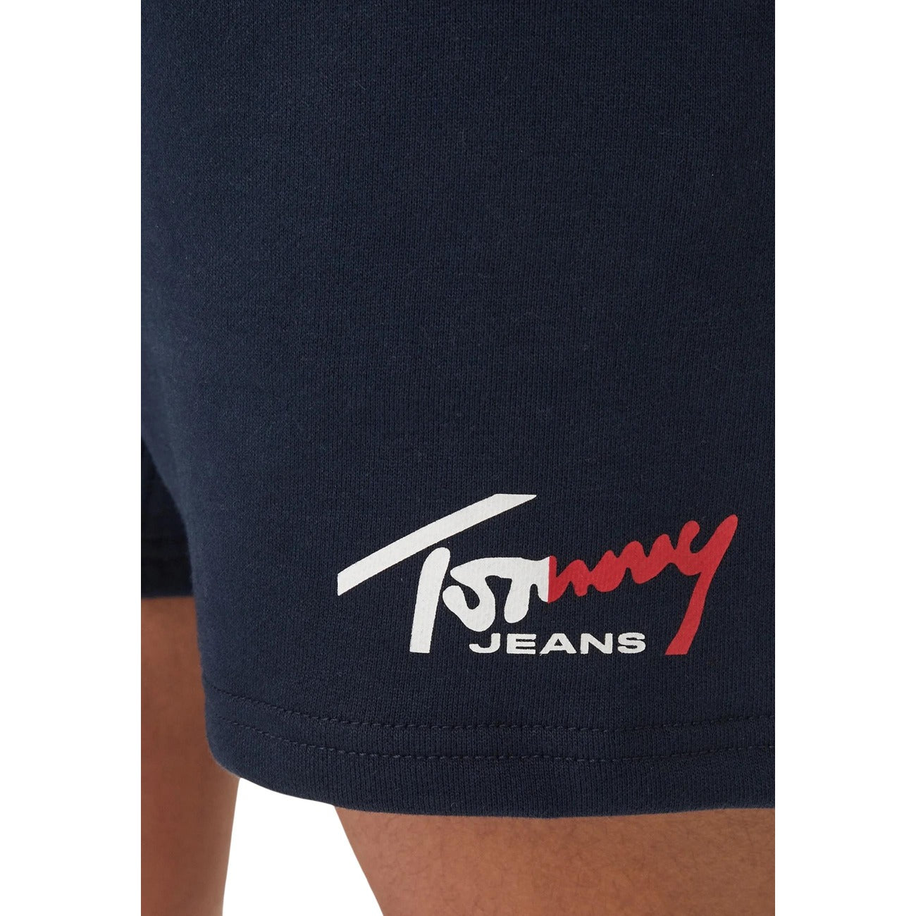 Tommy hilfiger jeans pantaloncini blu navy SIGNATURE sportivi da uomo, caratterizzati da uno stile giovane, casual e sportivo. Presentano un piccolo logo sulla gamba sinistra Dettaglio logo 