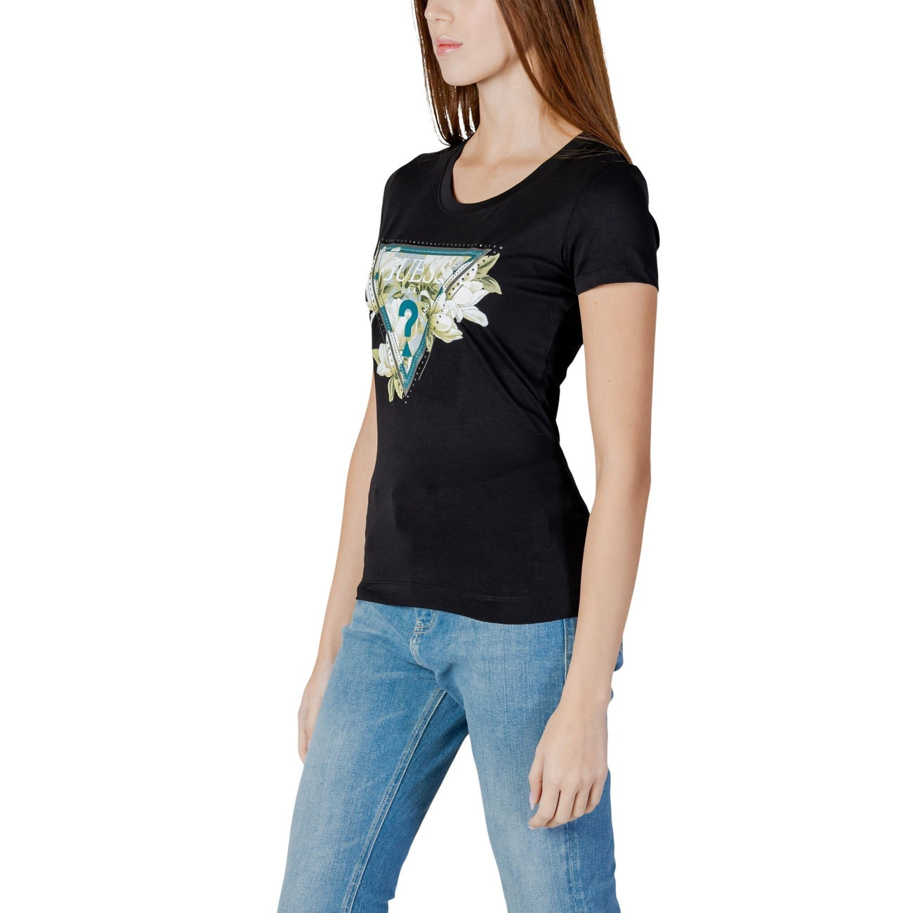T-shirt Guess Camelia Triangle; Nero. Cotone elasticizzato, vestibilità slim. Logo con strass applicati, girocollo, maniche corte. Stile iconico e femminile. Vista laterale frontale 