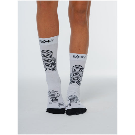 Floky AXSIST 2.0 Football Socks; tecnologia Kinesio Tape, grip integrato, compressione graduata e filato da plastica riciclata. La calza definitiva per stabilità e recupero. Colore bianco. Vista frontale 