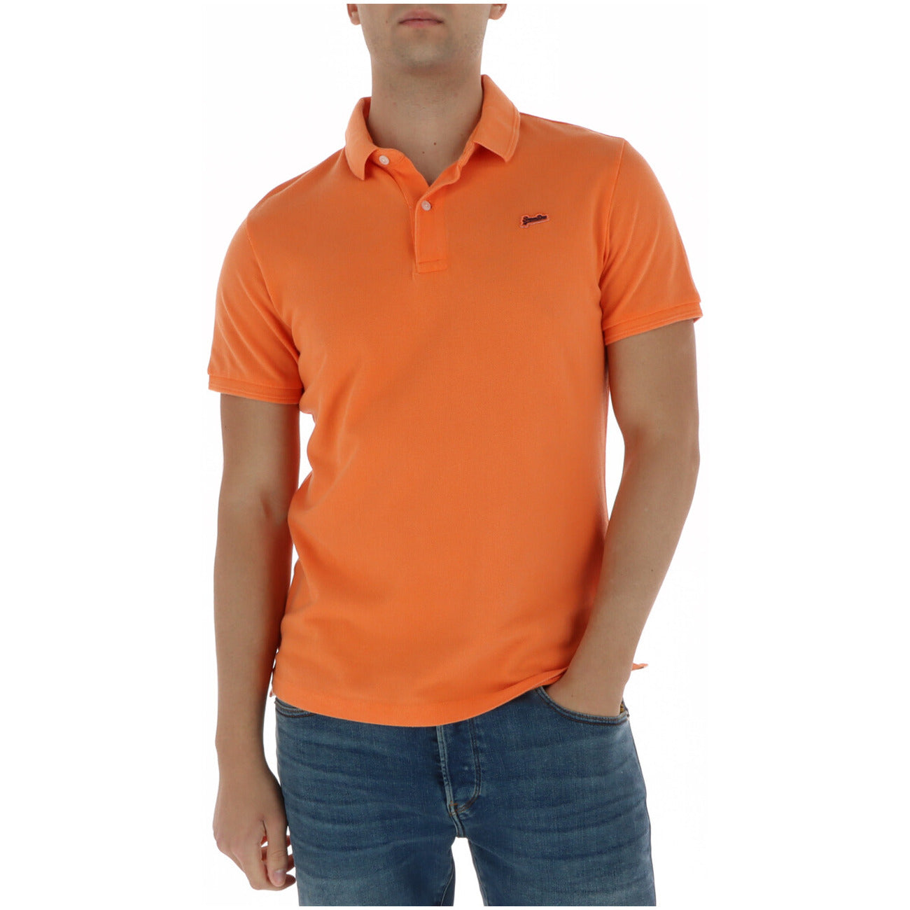 Polo arancione Superdry Piqué; 100% cotone, vestibilità comoda, logo ricamato. Il capo essenziale per un outfit estivo curato e versatile. Vista frontale 