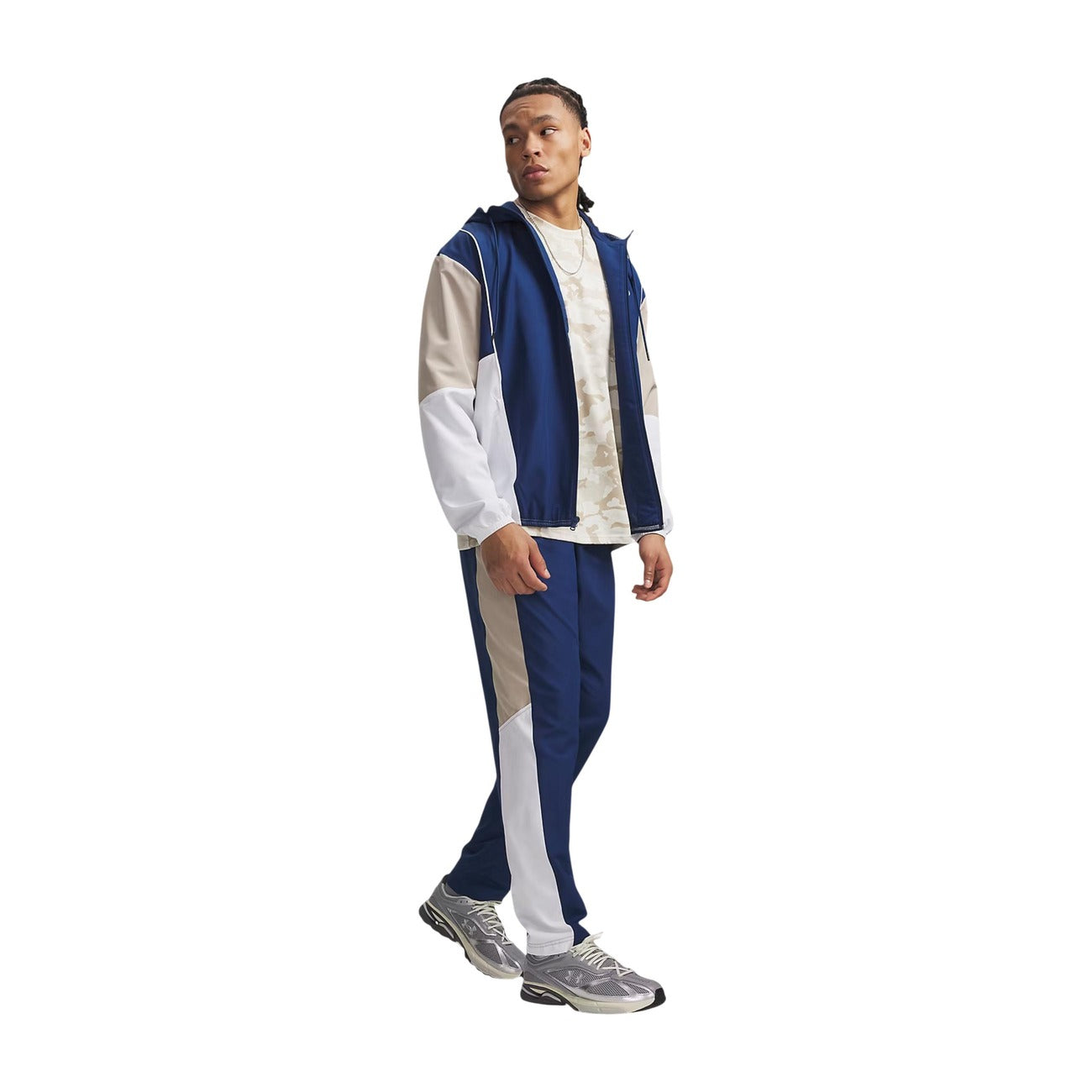 Pantaloni Under Armour uomo blu modello UA RIVAL WOVEN CB PANTS. Pantaloni lunghi da tute sportive e allenamento in poliestere con bande a contrasto colour block, vita elastica e tasche con cerniera, pantalone casual athleisure per la mezza stagione.