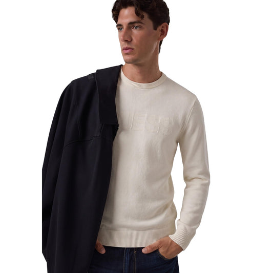 Maglione beige uomo Guess Noburo M6BR16 Z1364. Pullover girocollo a maniche lunghe in maglia rasata beige con logo Guess impresso a rilievo sul petto e finiture costinate.