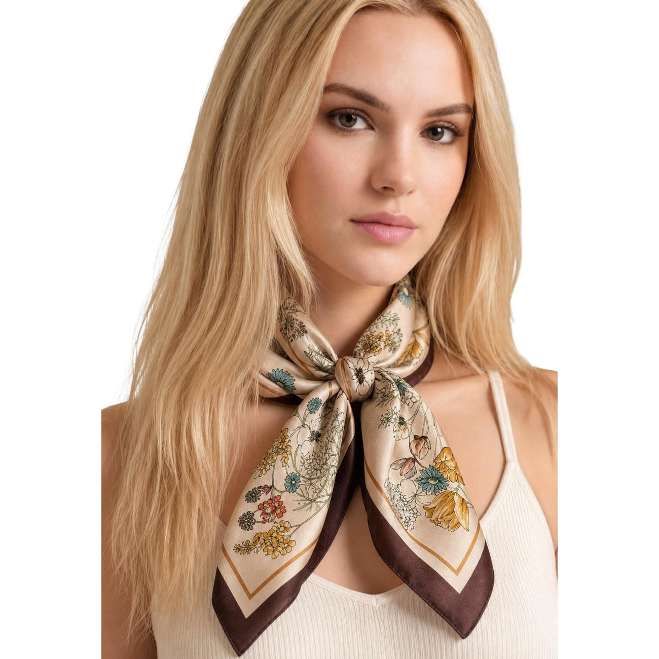 Foulard Leggero Donna Guess Printed Kefiah; Tessuto 100% modal soft-touch. Fantasia floreale con motivo logato centrale, design versatile per collo, borsa o capelli. Accessorio mezza stagione. Colore marrone Vista frontale 