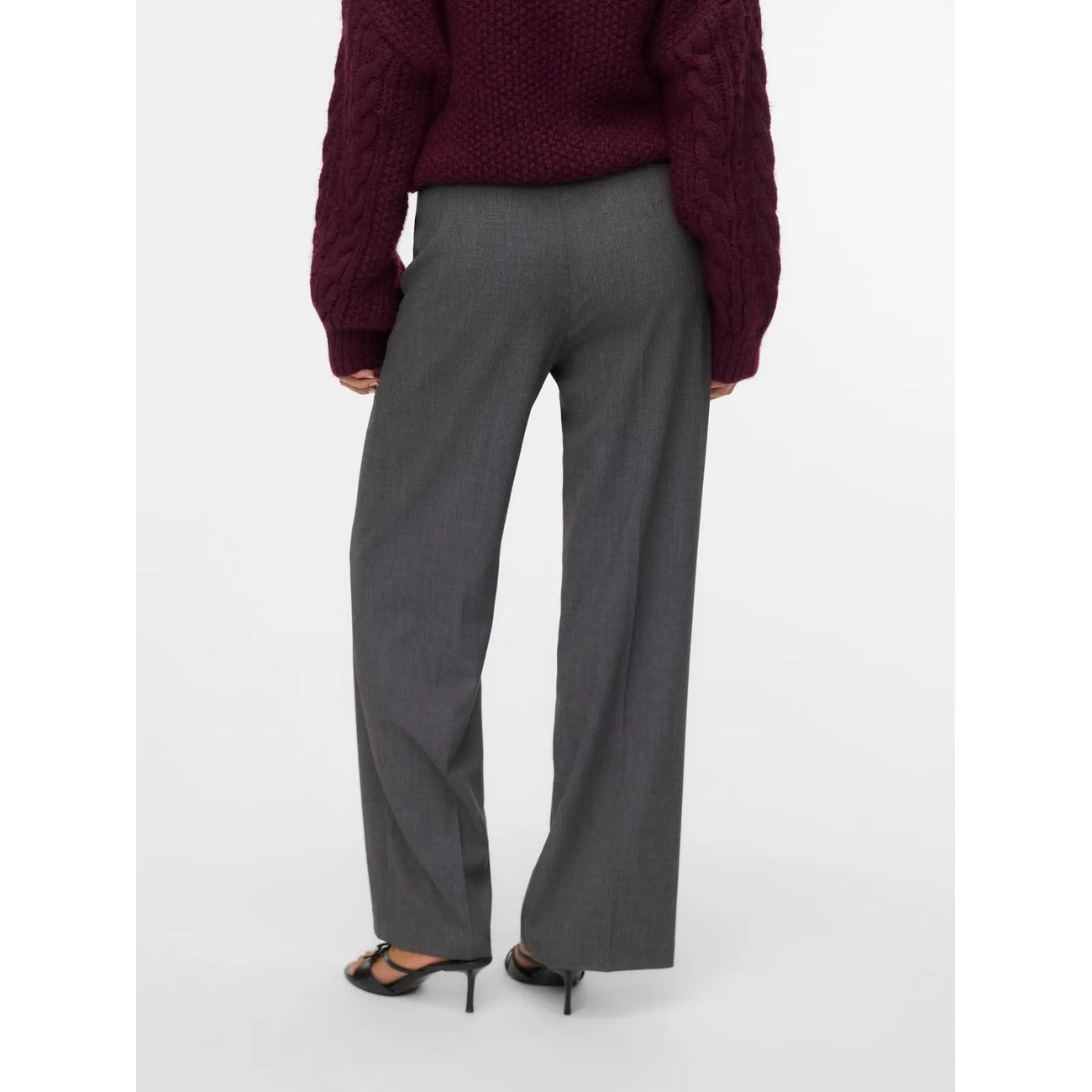 Pantaloni Sartoriali Donna Grigi Vero Moda Straight; Taglio dritto su misura in poliestere e viscosa elastica. Vita media con passanti, chiusura con zip e bottone, stile elegante e business primavera-estate. Posteriore 
