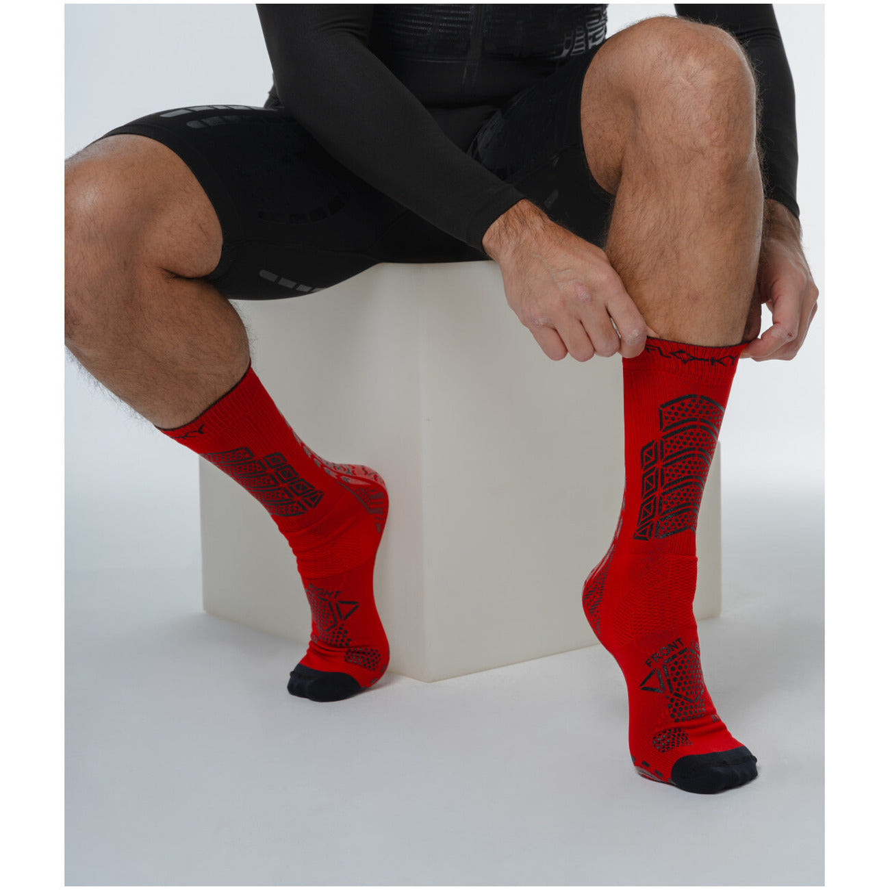 Floky AXSIST 2.0 Football Socks; tecnologia Kinesio Tape, grip integrato, compressione graduata e filato da plastica riciclata. La calza definitiva per stabilità e recupero. Colore rosso. Vista frontale 