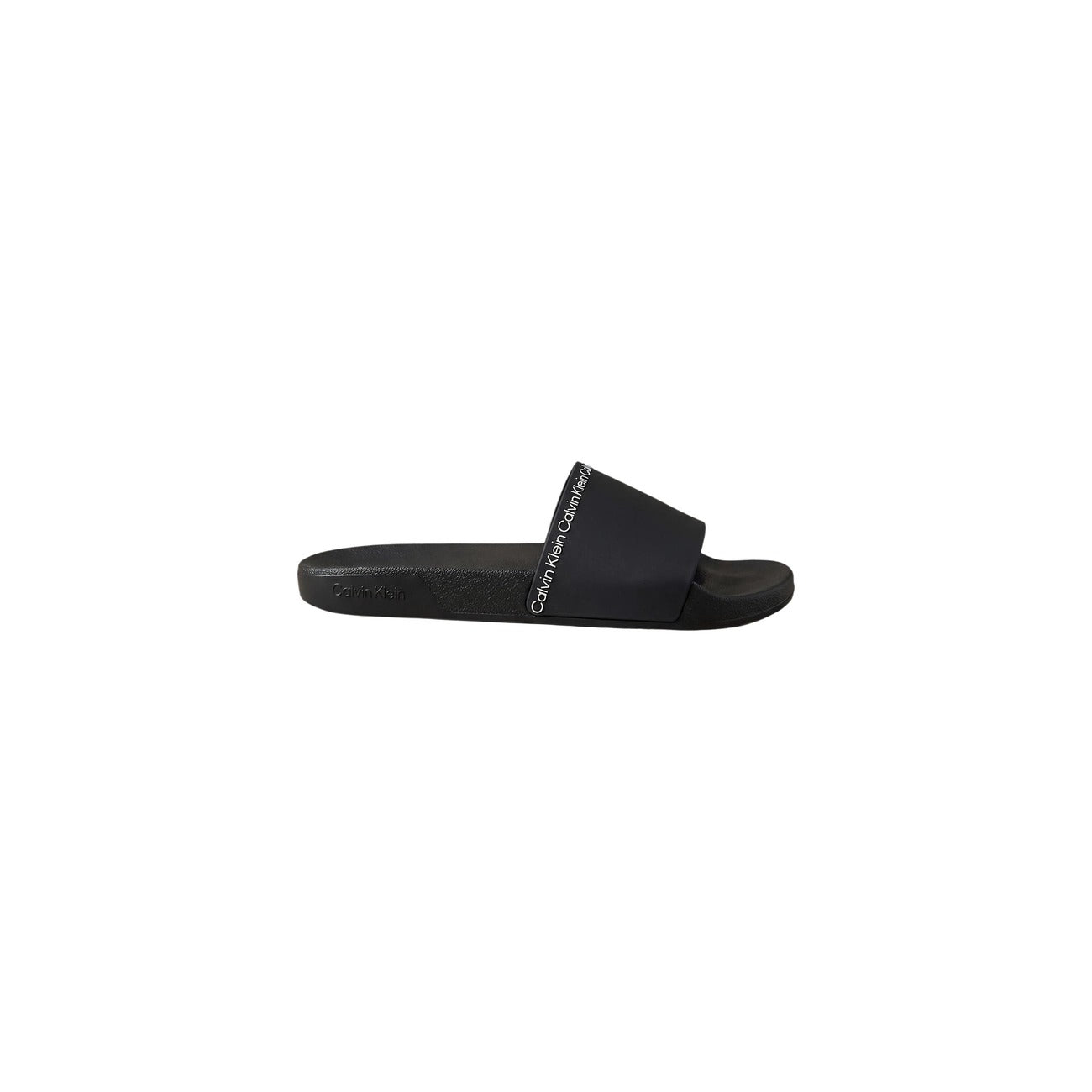 Ciabatte Calvin Klein Pool Slides; Nero. 100% Poliuretano Riciclato. Fascia con logo, plantare ergonomico, suola 2 cm. Leggere, resistenti ed ecosostenibili.