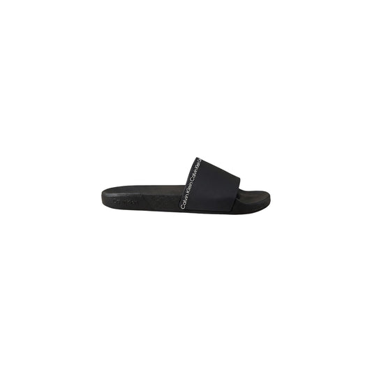 Ciabatte Calvin Klein Pool Slides; Nero. 100% Poliuretano Riciclato. Fascia con logo, plantare ergonomico, suola 2 cm. Leggere, resistenti ed ecosostenibili.