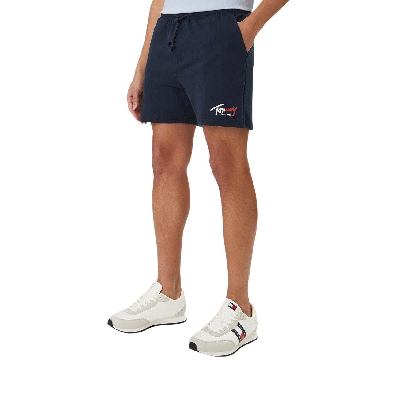 Tommy hilfiger jeans pantaloncini blu navy SIGNATURE sportivi da uomo, caratterizzati da uno stile giovane, casual e sportivo. Presentano un piccolo logo sulla gamba sinistra