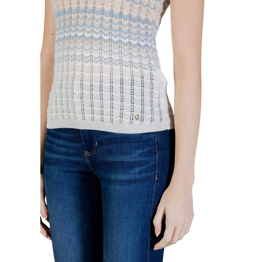 Canotta Guess SL ROSALYN TANK TOP SWTR maglia in filo donna beige smanicato scollo tondo 86% viscosa 10% poliestere 4% lurex - vista frontale indossata da modello dettaglio maglia