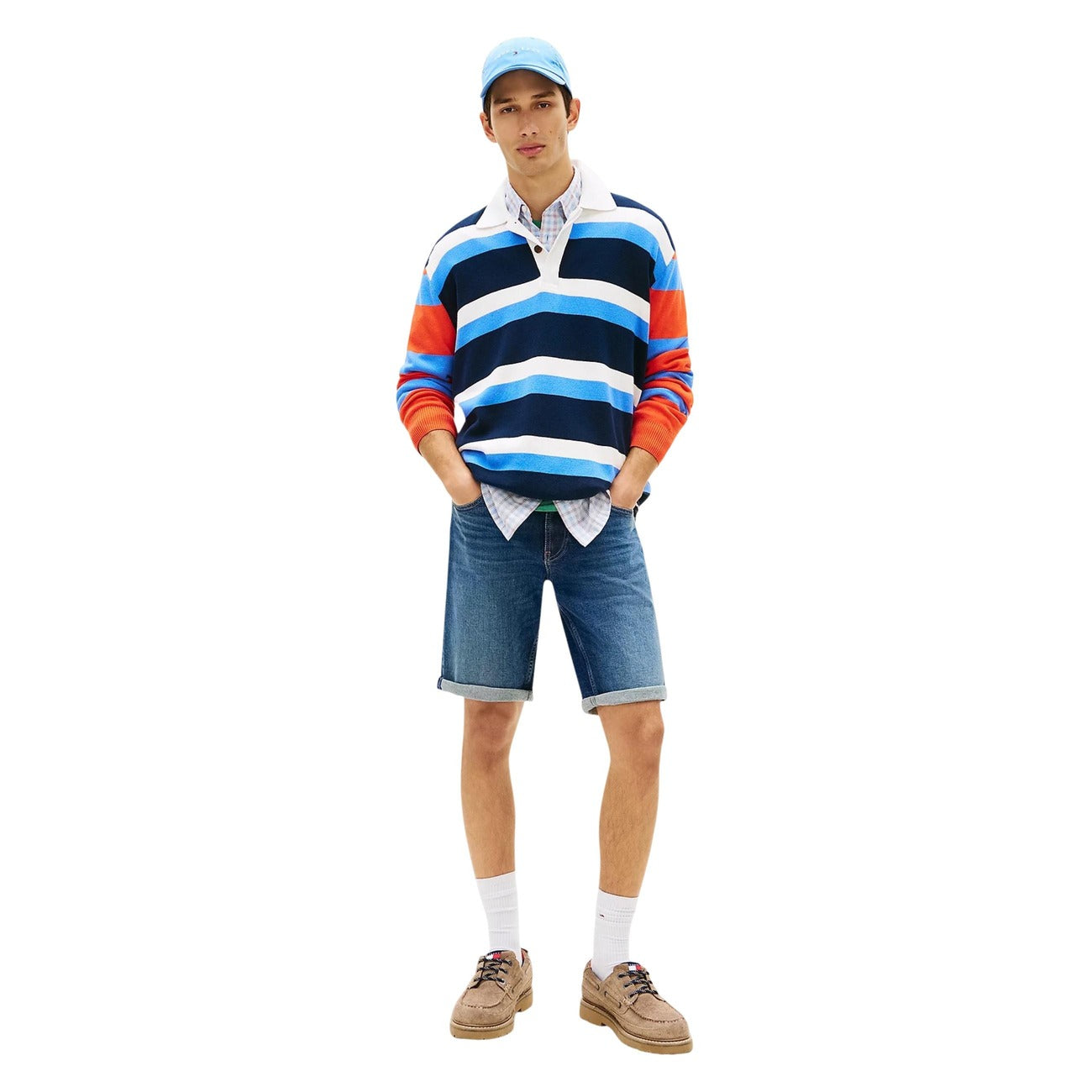 Shorts Tommy Jeans Ronnie Slim; 99% Cotone. Denim 13,12 oz, scoloriture fronte-retro, fit aderente. Pantaloncini uomo robusti, stretch e iconici per la PE26. Figura intera 