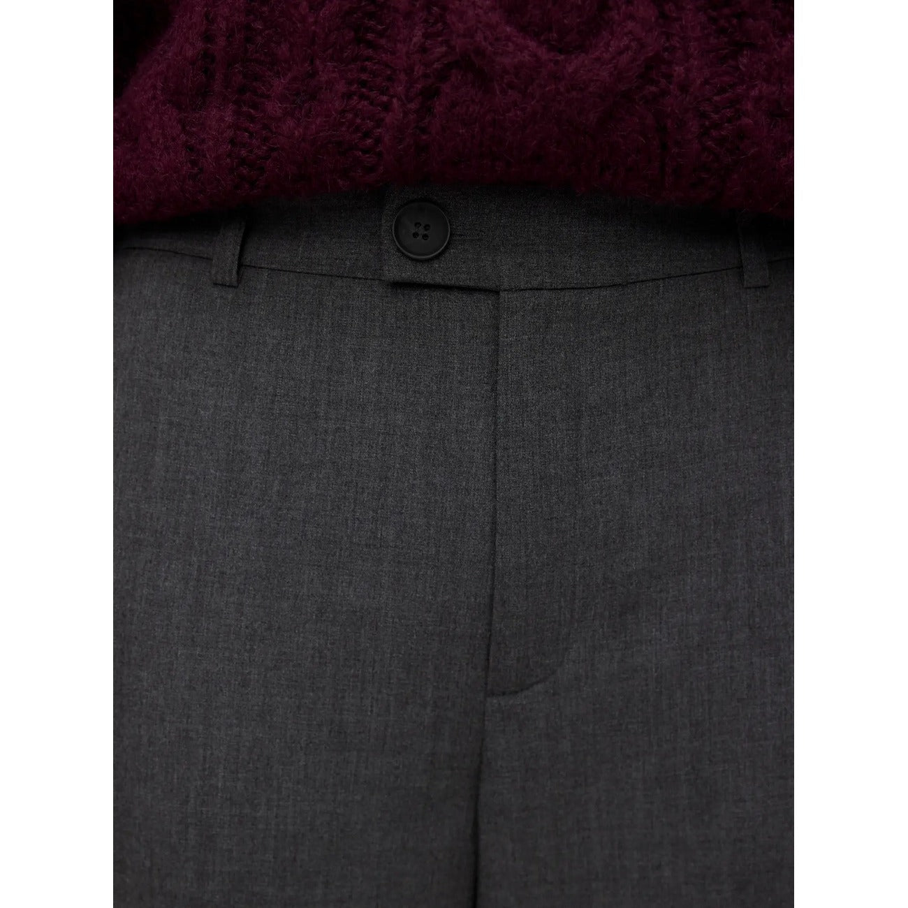 Pantaloni Sartoriali Donna Grigi Vero Moda Straight; Taglio dritto su misura in poliestere e viscosa elastica. Vita media con passanti, chiusura con zip e bottone, stile elegante e business primavera-estate.