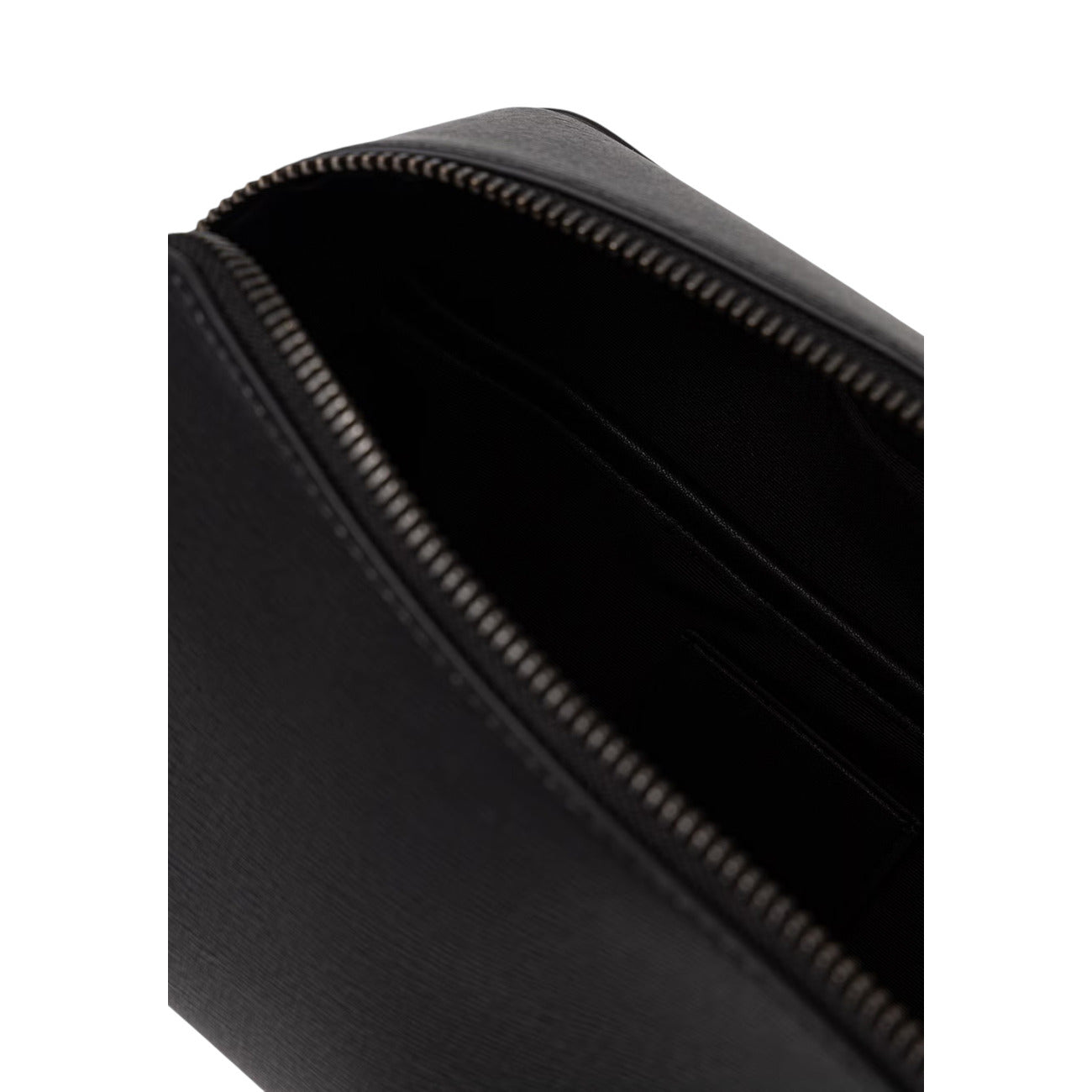 Beauty Case Uomo Calvin Klein Dopp Kit; Nero. 100% Poliuretano effetto saffiano, chiusura zippata, maniglia da trasporto in nastro tecnico. Dimensioni compatte (20x13 cm), stile minimalista e impermeabile 4 stagioni. Vista aperta
