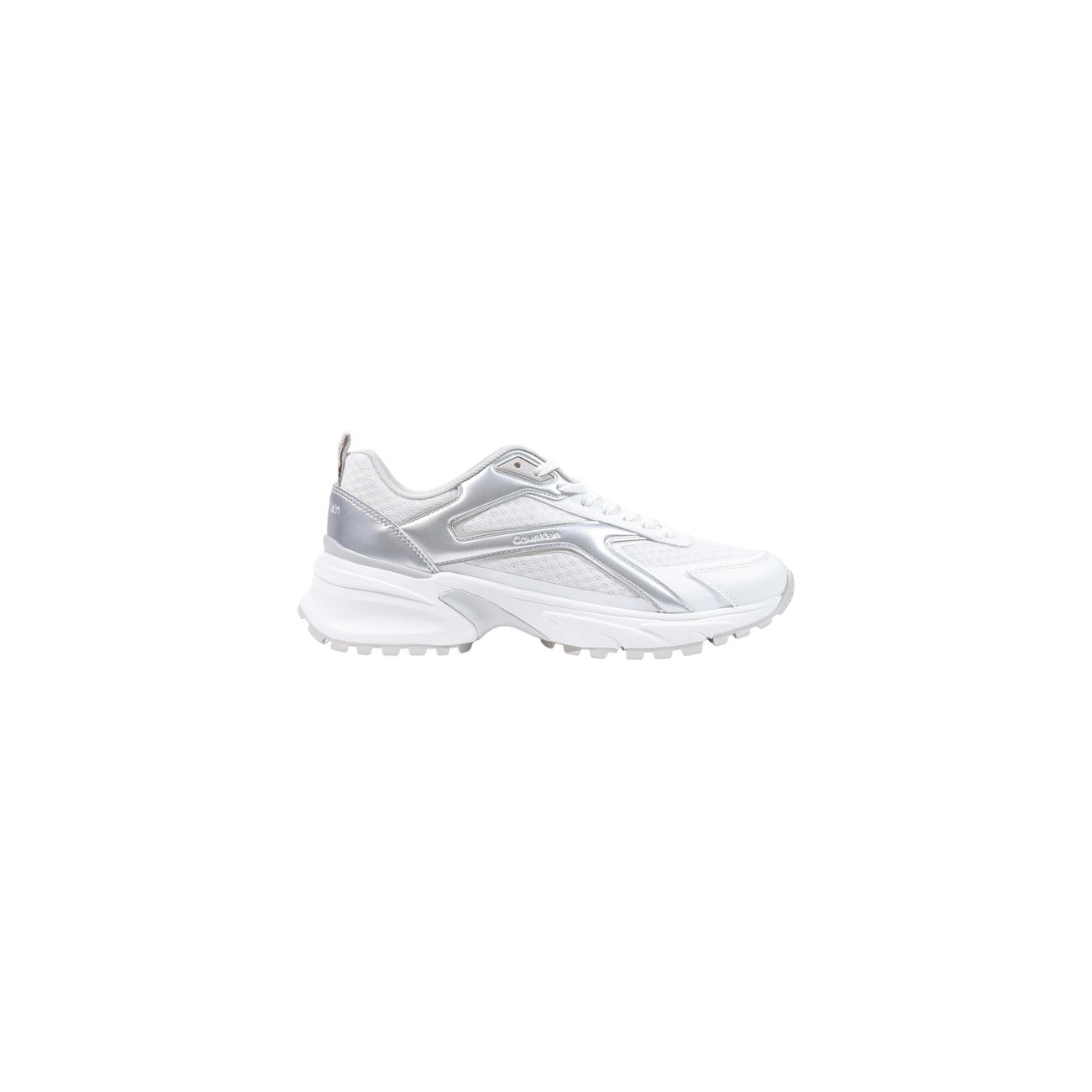 Sneakers Chunky Donna Bianche Calvin Klein; Tomaia in poliuretano e mesh traforato con dettagli lucidi e rivestimento interno in tessuto. Suola flatform alta 4 cm con logo laterale e tirante posteriore, stile casual 4 stagioni.