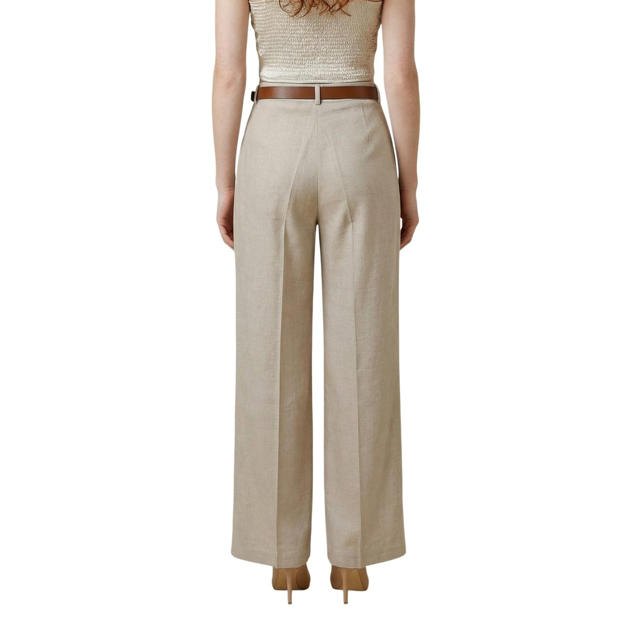 Artigli Palazzo Pant ACPA004842; 100% poliestere, pieghe sartoriali, cintura inclusa. Il pantalone ampio versatile e chic per una silhouette slanciata. Colore beige. Vista posteriore 