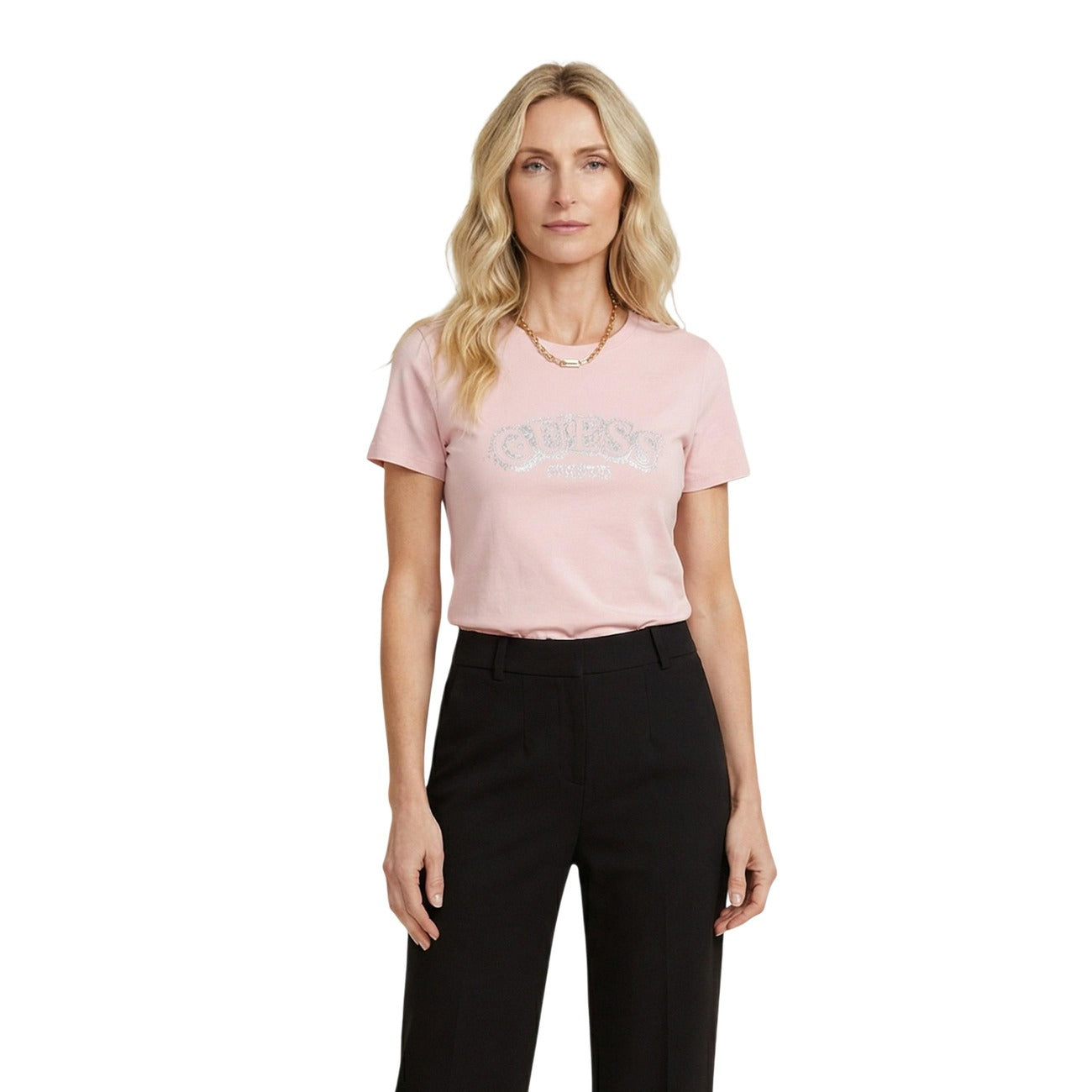 t-shirt rosa a maniche corte da donna Guess LEONA. Realizzata in una morbida miscela di viscosa (96%) ed elastam/lycra (4%), logo Guess in rilievo sul petto, arricchito da dettagli decorativi. Scollo tondo 