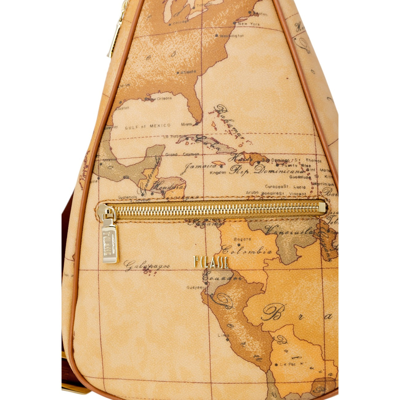 Zaino Monospalla Donna Alviero Martini Prima Classe; Marrone Geo Classic. Tessuto jacquard stampato con profili in pelle e zip oro. Tracolla singola regolabile, forma a goccia compatta e profonda (22x35 cm). Dettaglio stampa
