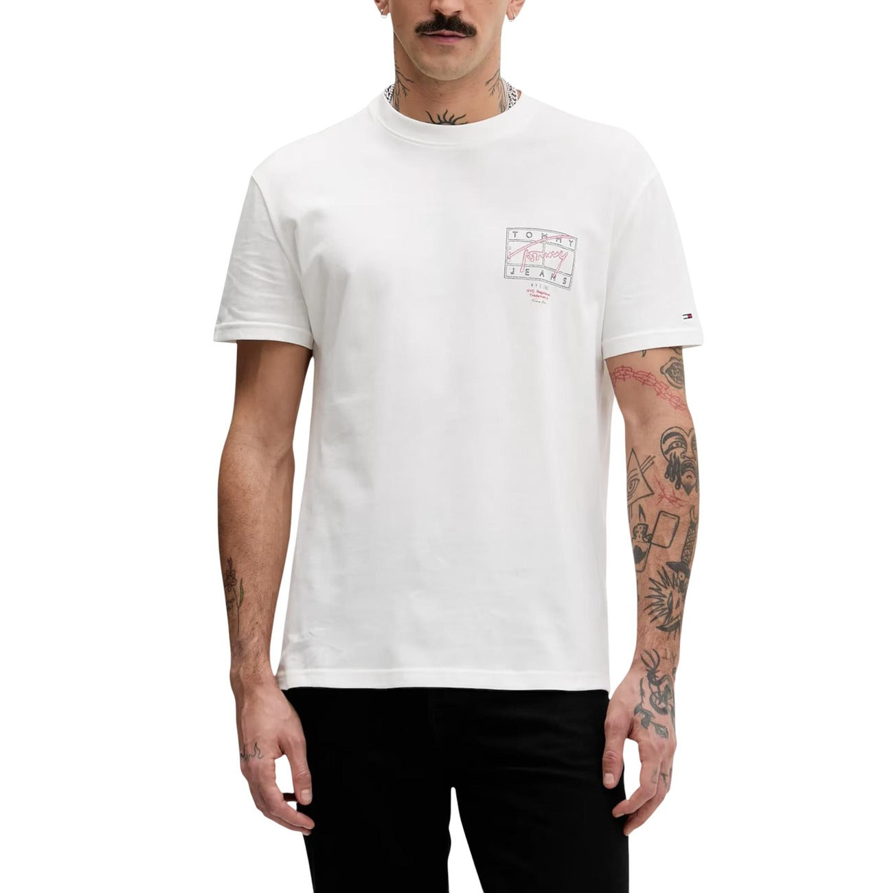 T-shirt Tommy Jeans Spray; 100% Cotone. Logo firma effetto spray (fronte/retro), vestibilità regular, branding ricamato sulla manica. Maglia uomo fresca e traspirante dal design urban-art. Colore bianco vista frontale