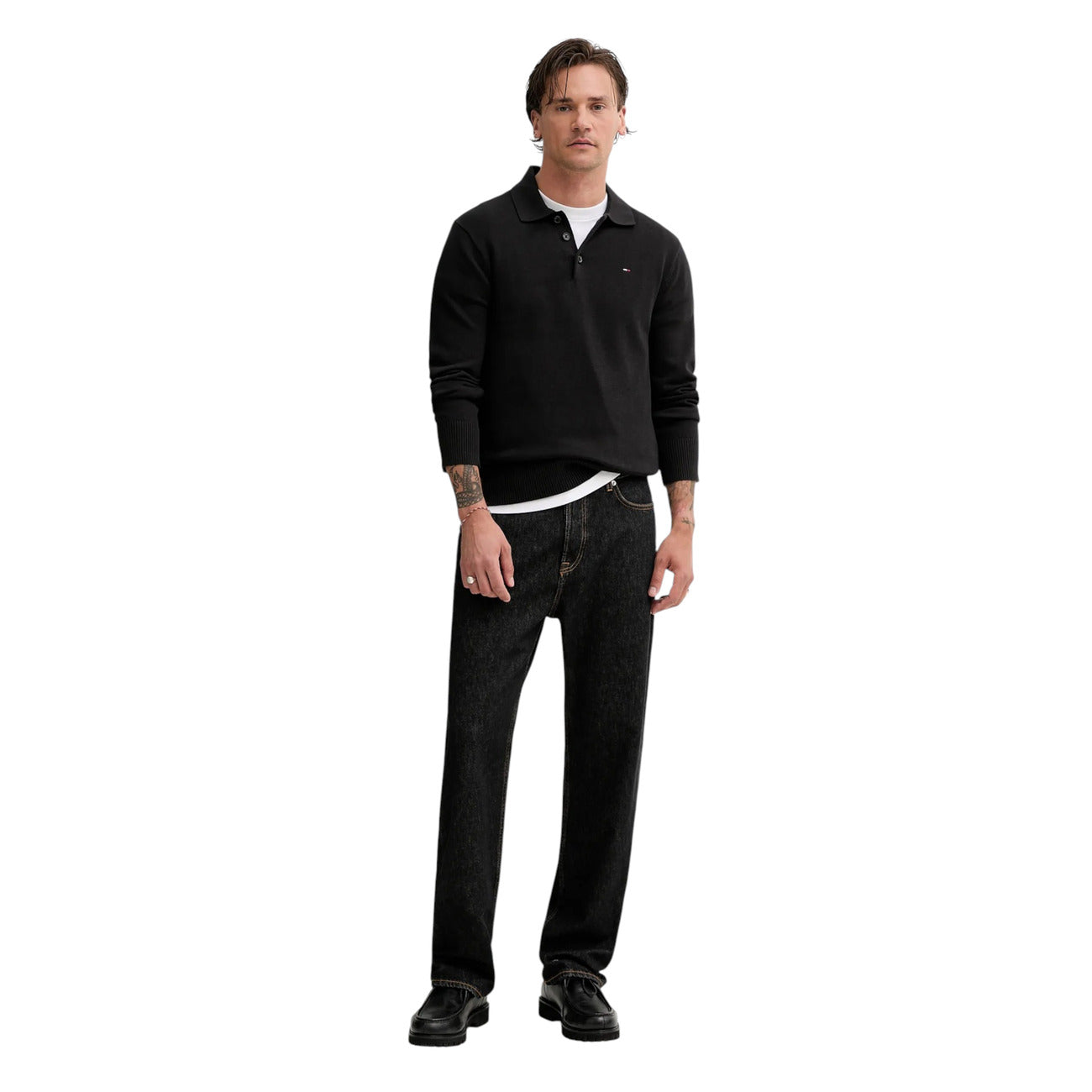 Polo Maniche Lunghe Nera Uomo Tommy Hilfiger Jeans; 100% cotone rigenerato ecosostenibile. Taglio aderente slim fit, colletto a tre bottoni e polsini a costine. Piccolo logo iconico sul petto, stile casual mezza stagione. Frontale figura intera 