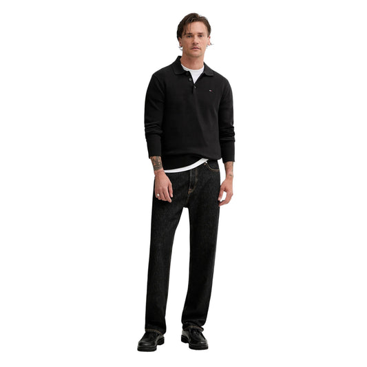 Polo Maniche Lunghe Nera Uomo Tommy Hilfiger Jeans; 100% cotone rigenerato ecosostenibile. Taglio aderente slim fit, colletto a tre bottoni e polsini a costine. Piccolo logo iconico sul petto, stile casual mezza stagione. Frontale figura intera 
