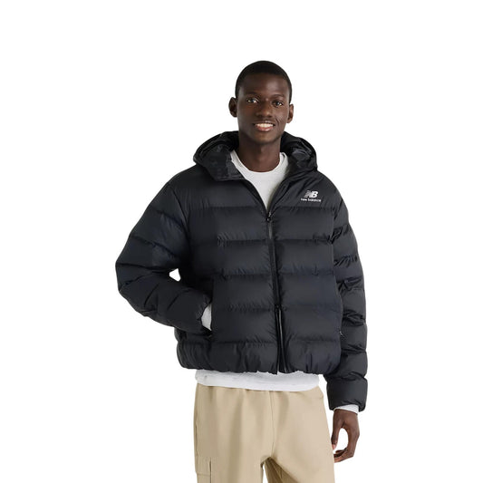 Piumino uomo New Balance nero MJ62G17OBK. Giacca invernale pesante da uomo nera in poliestere riciclato con ampia trapuntatura orizzontale, cappuccio regolabile, zip full zip e tasche con cerniera, giubbotto casual sportivo per il freddo.